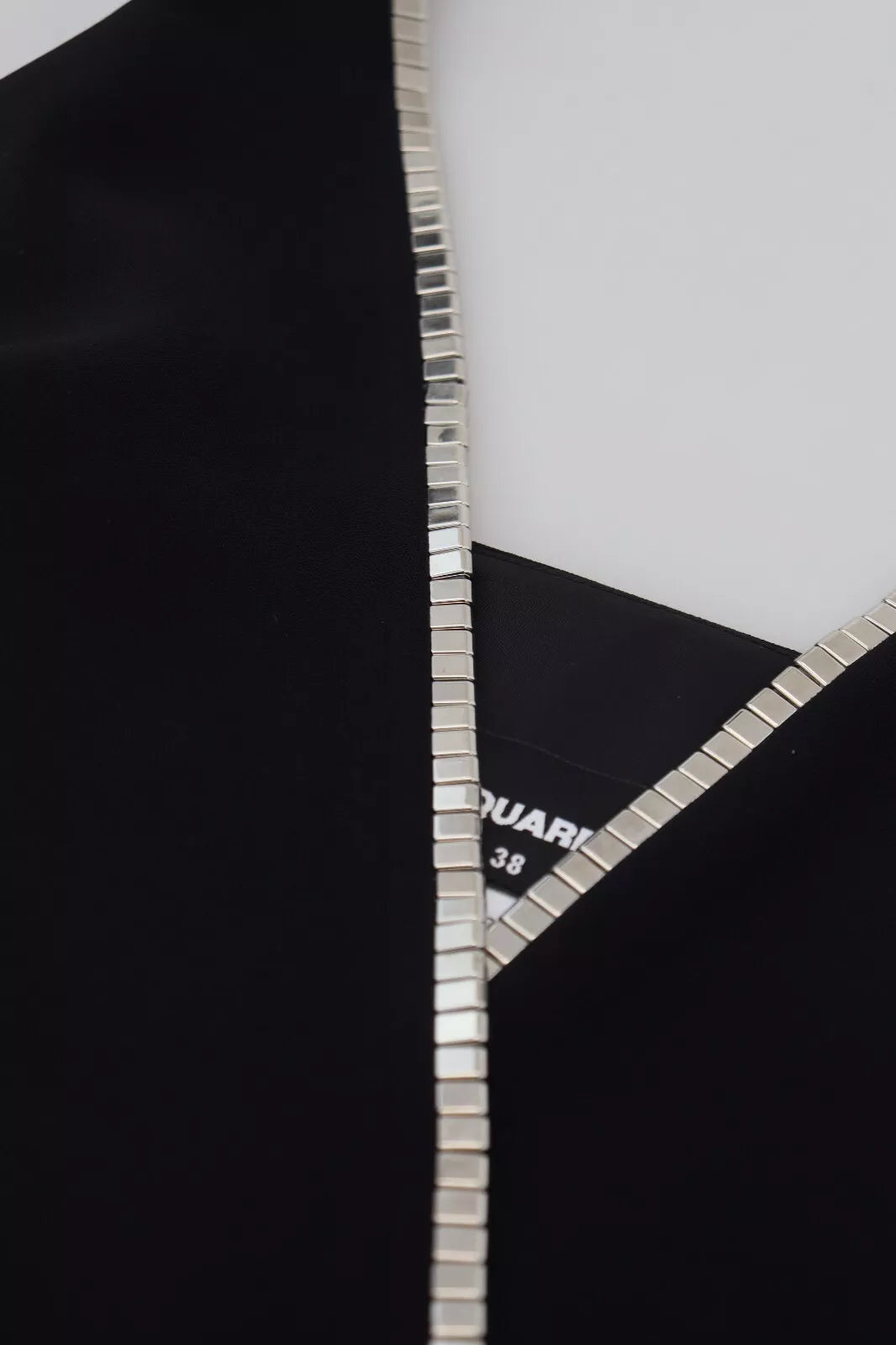 Combinaison sans manches noire Dsquared² avec décolleté en V et détails ornés, élégante et sophistiquée.