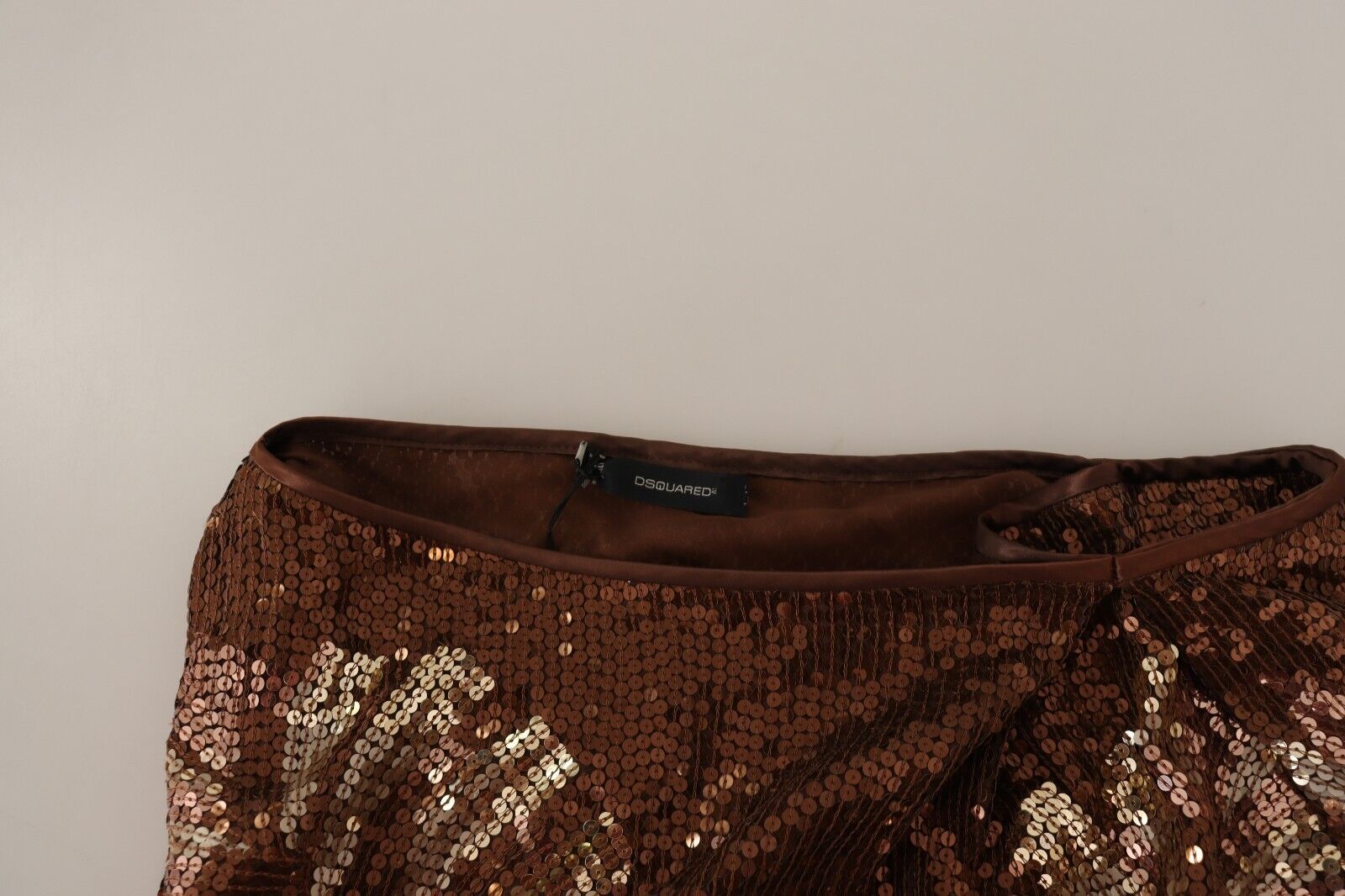 Robe longue à une épaule Dsquared² avec sequins en forme de feuilles brunes, style sophistiqué et élégant pour soirée.