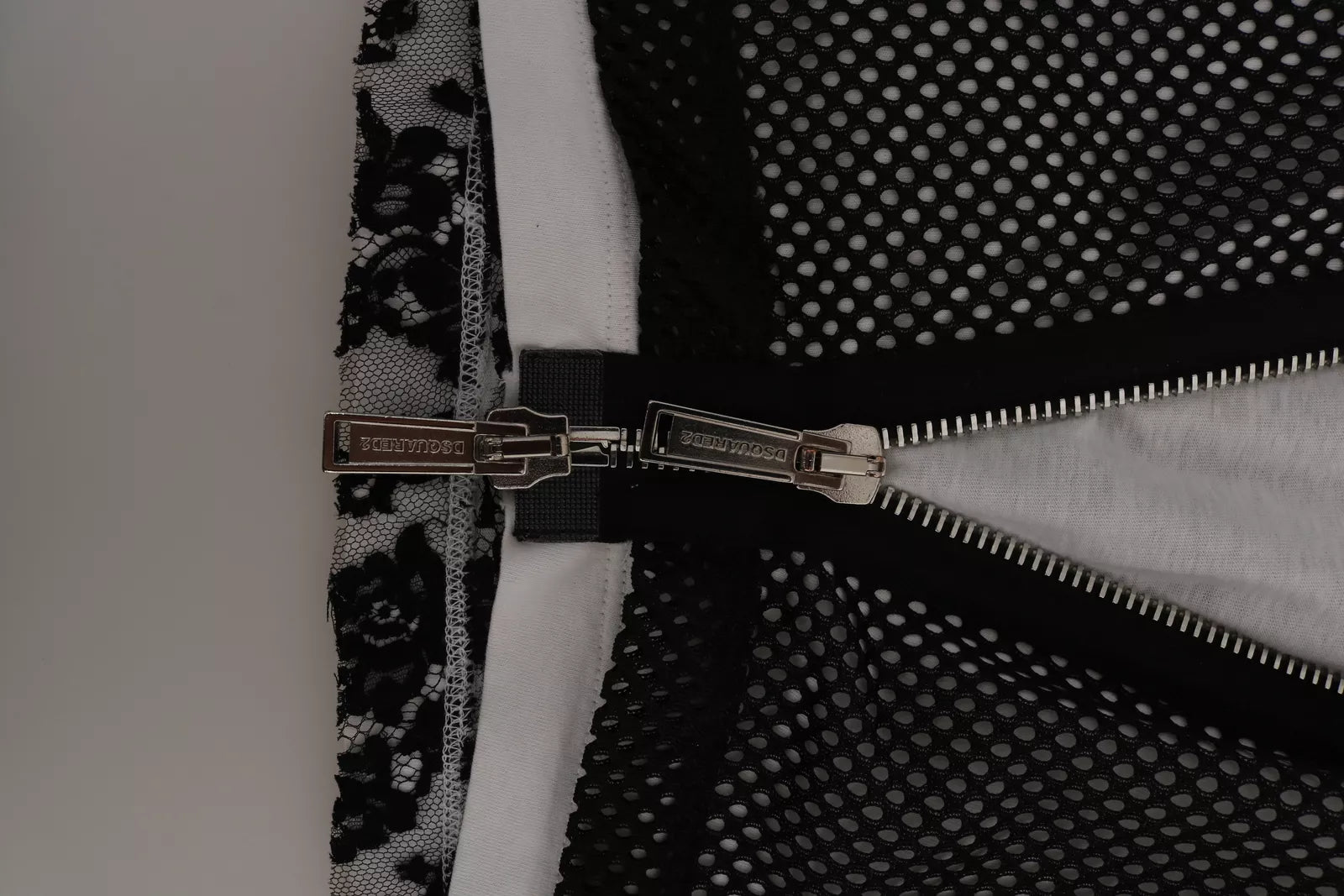 Chemise sans manches en coton noir et blanc de Dsquared² avec col rond, vue de face.