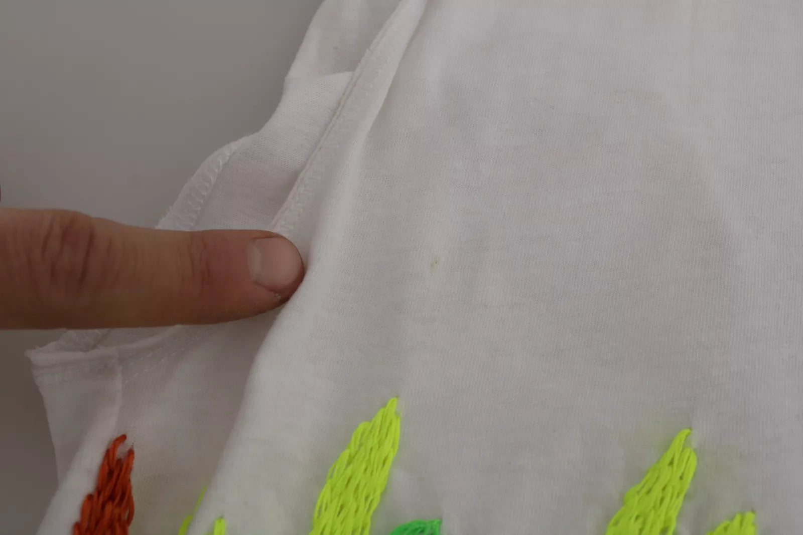Chemise sans manches en coton noir et blanc de Dsquared², col ras du cou, style décontracté et moderne.