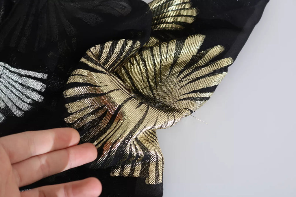 Chemisier en soie jacquard transparente Dsquared² or et argent, élégant et léger, visible avec détails de tissu brillant et coupe moderne.