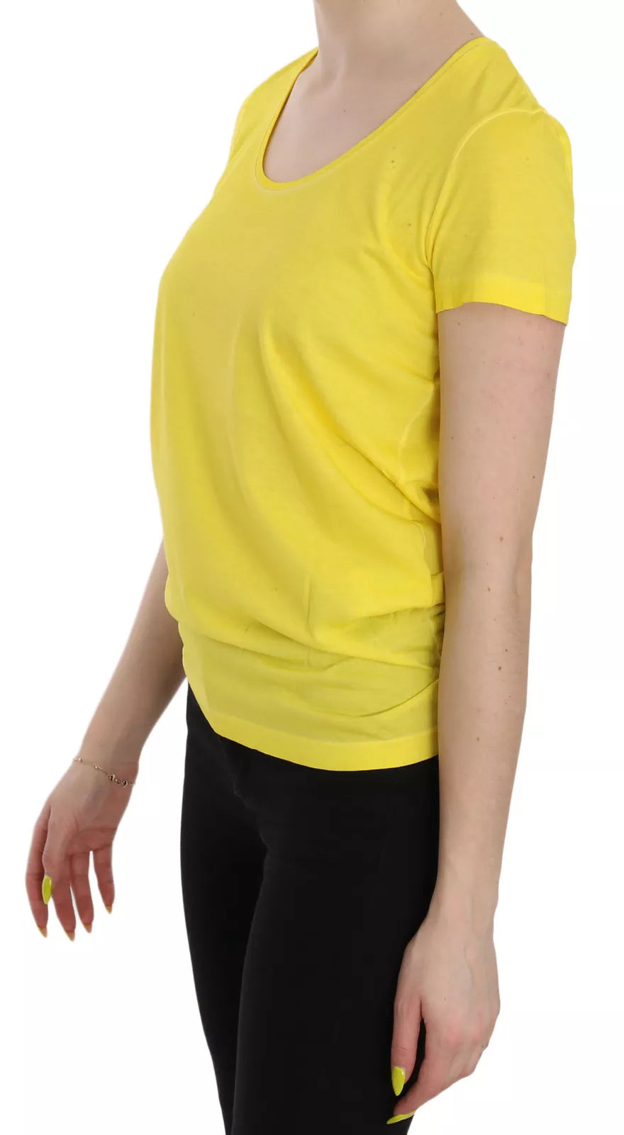 Chemise jaune à col rond et manches courtes de la marque Dsquared², vue de face avec détails de tissu léger.