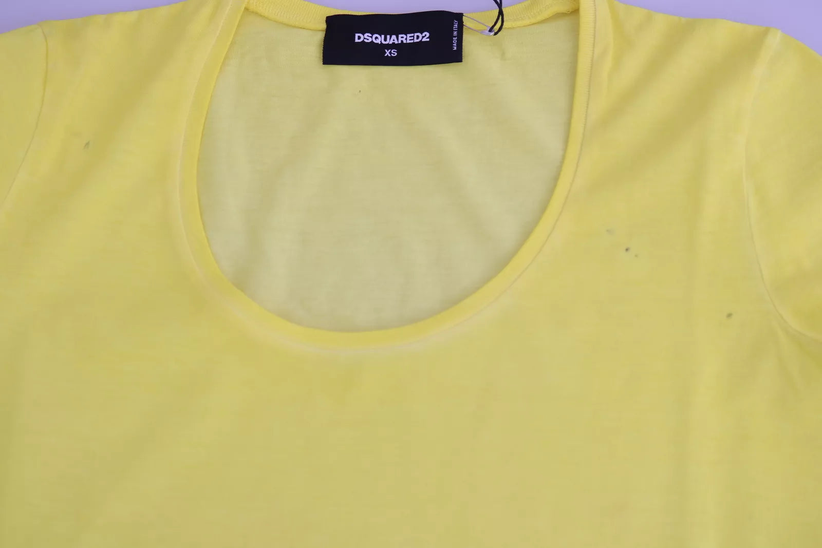Chemise à manches courtes jaune Dsquared² avec col rond, tissu léger et coupe élégante, vue de face.