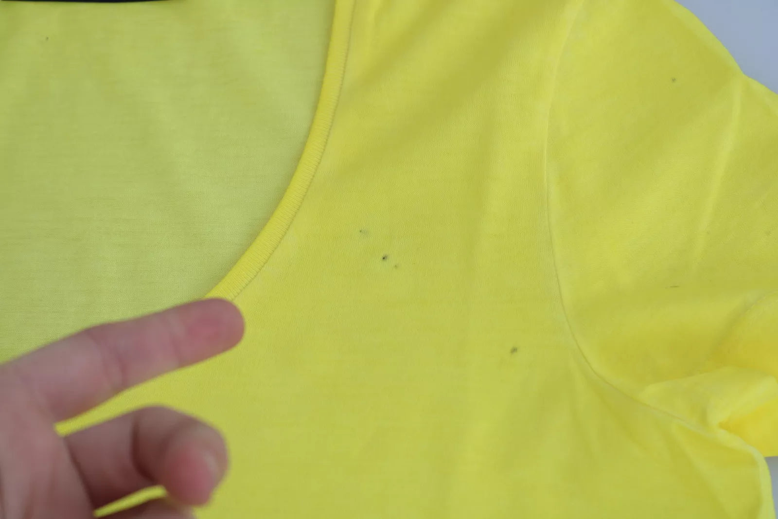 Chemise courte à manches courtes de couleur jaune avec col rond de la marque Dsquared², vue de face.