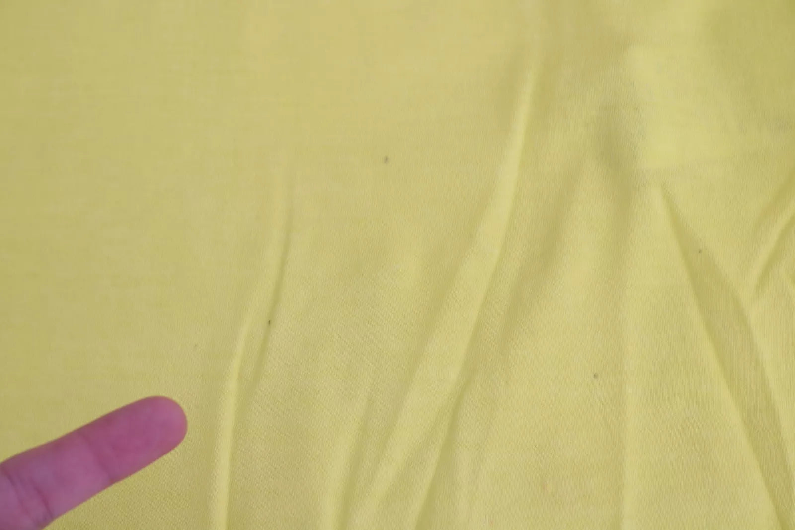 Chemise jaune à col rond et manches courtes de Dsquared², vue de face, en tissu léger et élégant.
