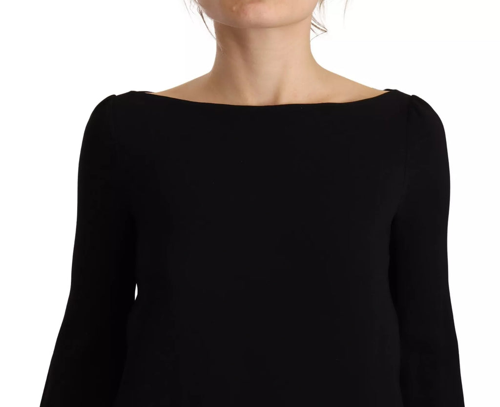 Robe longue noire à manches longues avec fente latérale signée Dsquared², élégante et fluide, portée au sol.