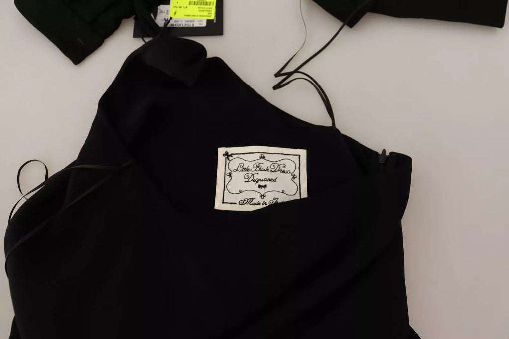 Robe longue noire à manches longues avec fentes latérales de la marque Dsquared², élégante et fluide, portée au sol.
