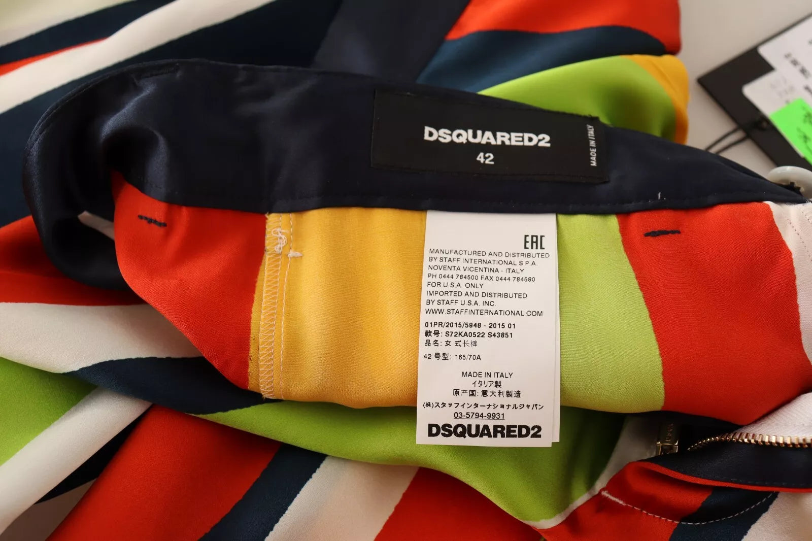 Pantalons droits à rayures multicolores à taille moyenne de Dsquared², visibles en gros plan.