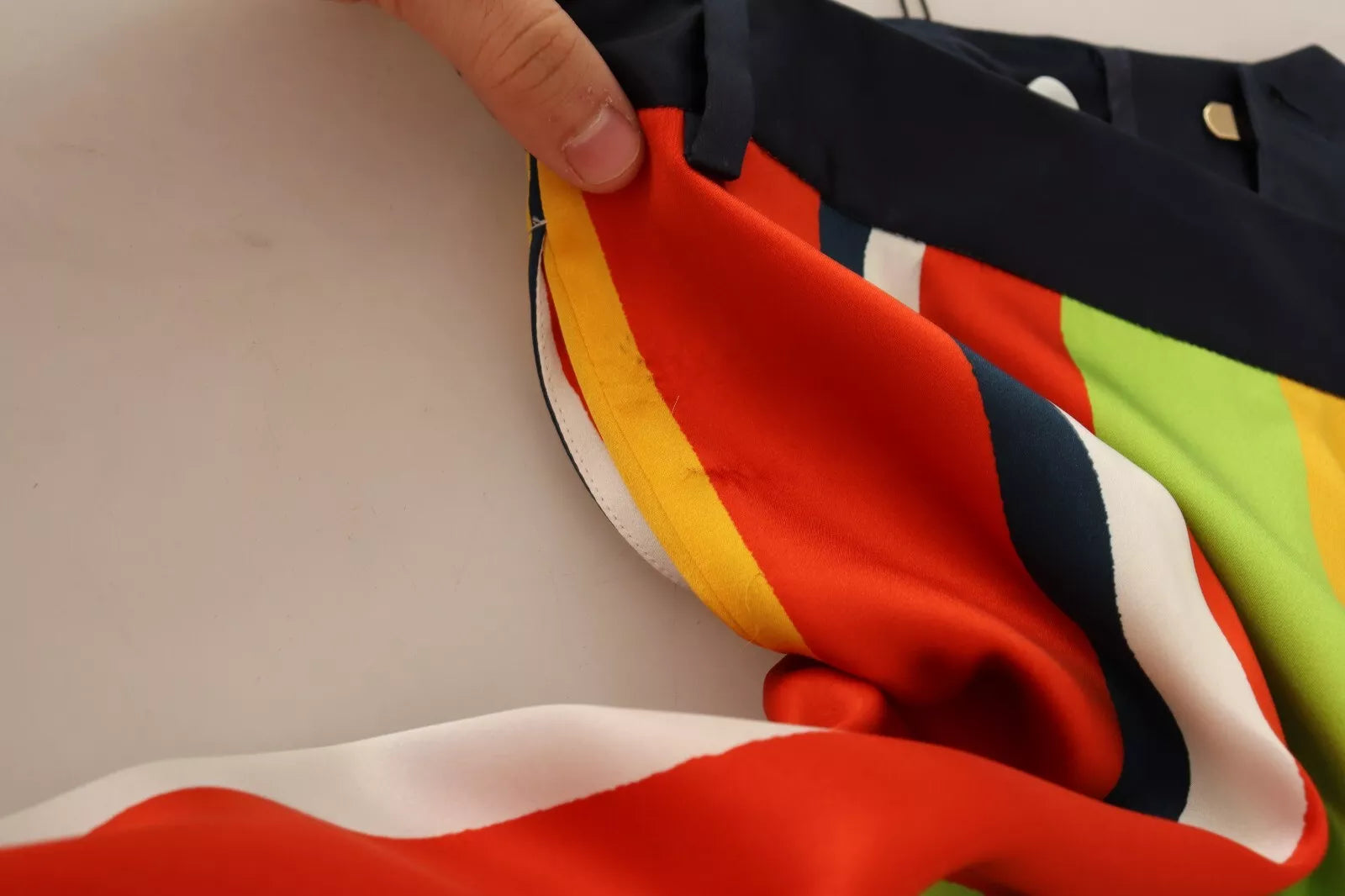 Pantalon droit à rayures multicolores à la taille moyenne de Dsquared², vue en gros plan.