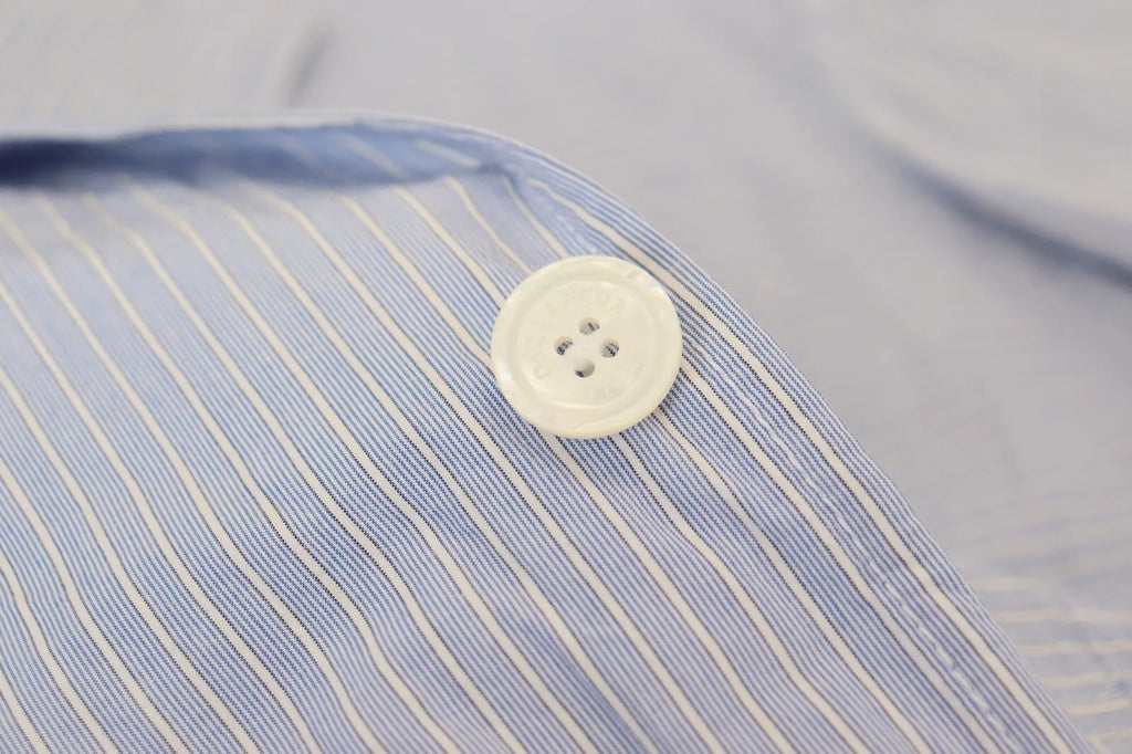 Blazer bleu à rayures, coupe classique à un seul bouton, de la marque Dsquared², pour une tenue élégante et formelle.