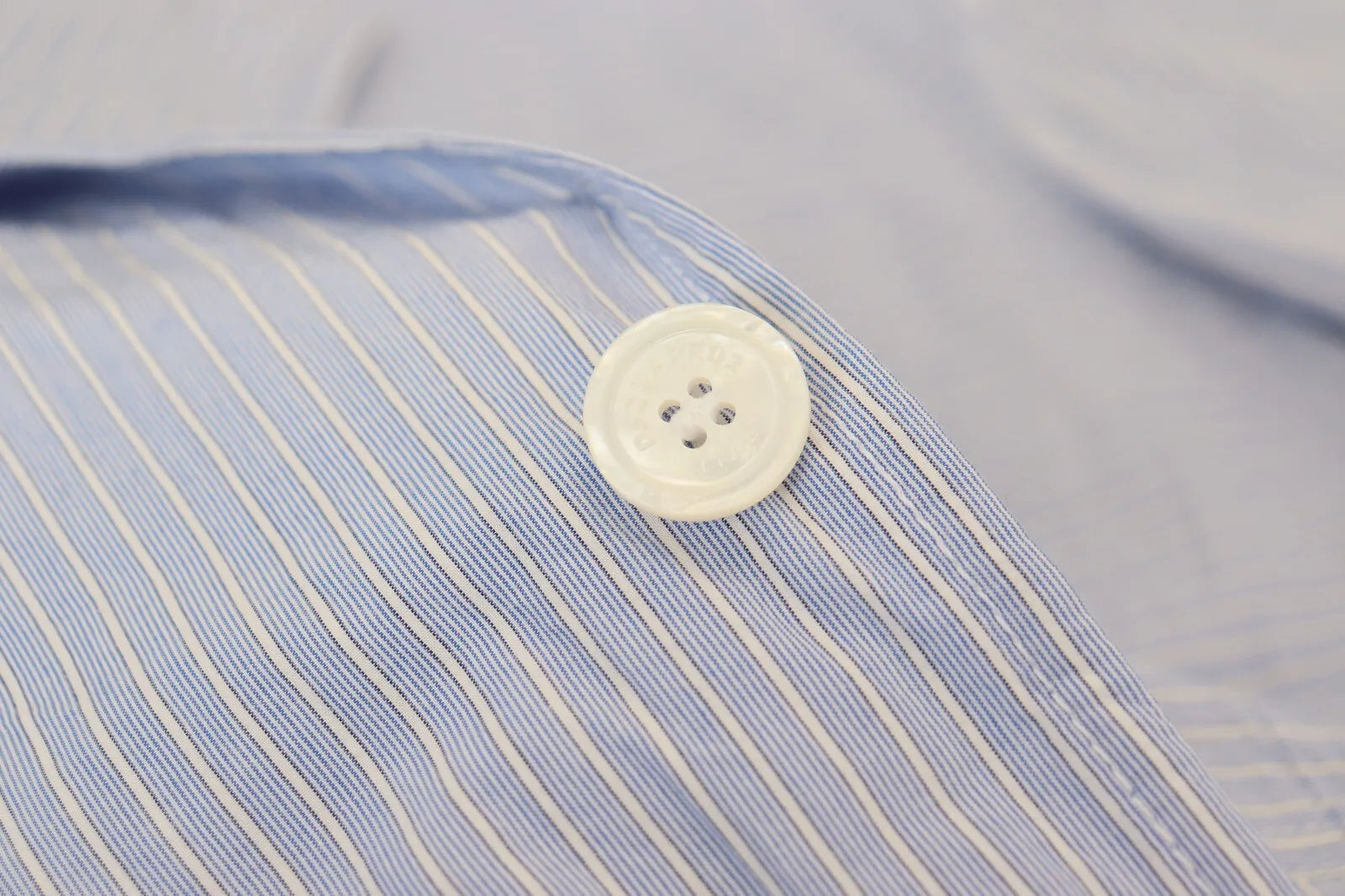 Blazer bleu à rayures, coupe classique à un seul bouton, de la marque Dsquared², pour une tenue élégante et formelle.