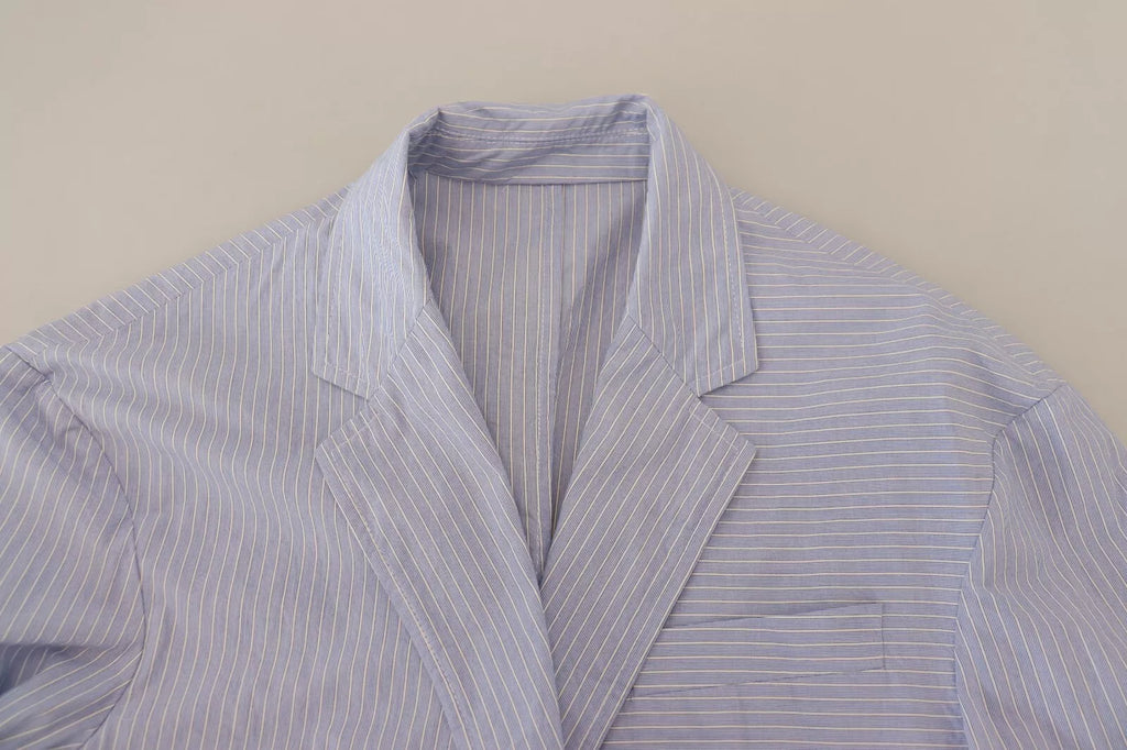 Blazer formel à rayures bleues de Dsquared², coupe simple boutonnage, porté sur un mannequin.