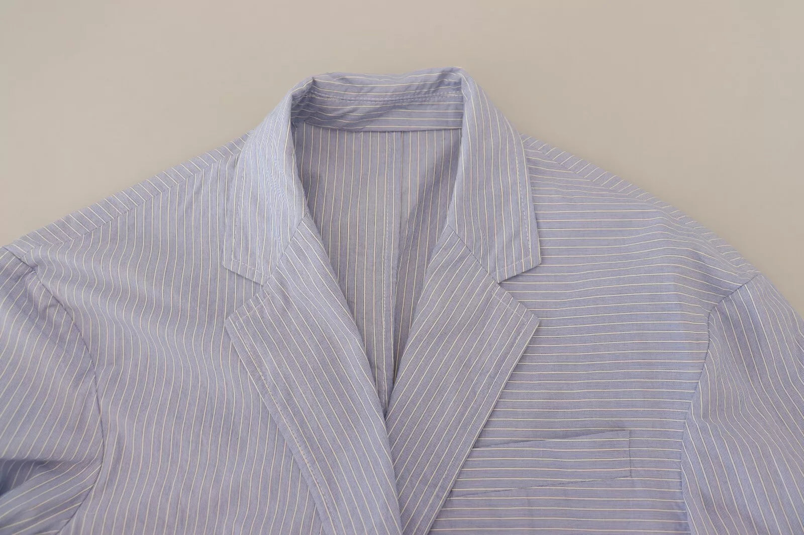 Blazer formel à rayures bleues de Dsquared², coupe simple boutonnage, porté sur un mannequin.