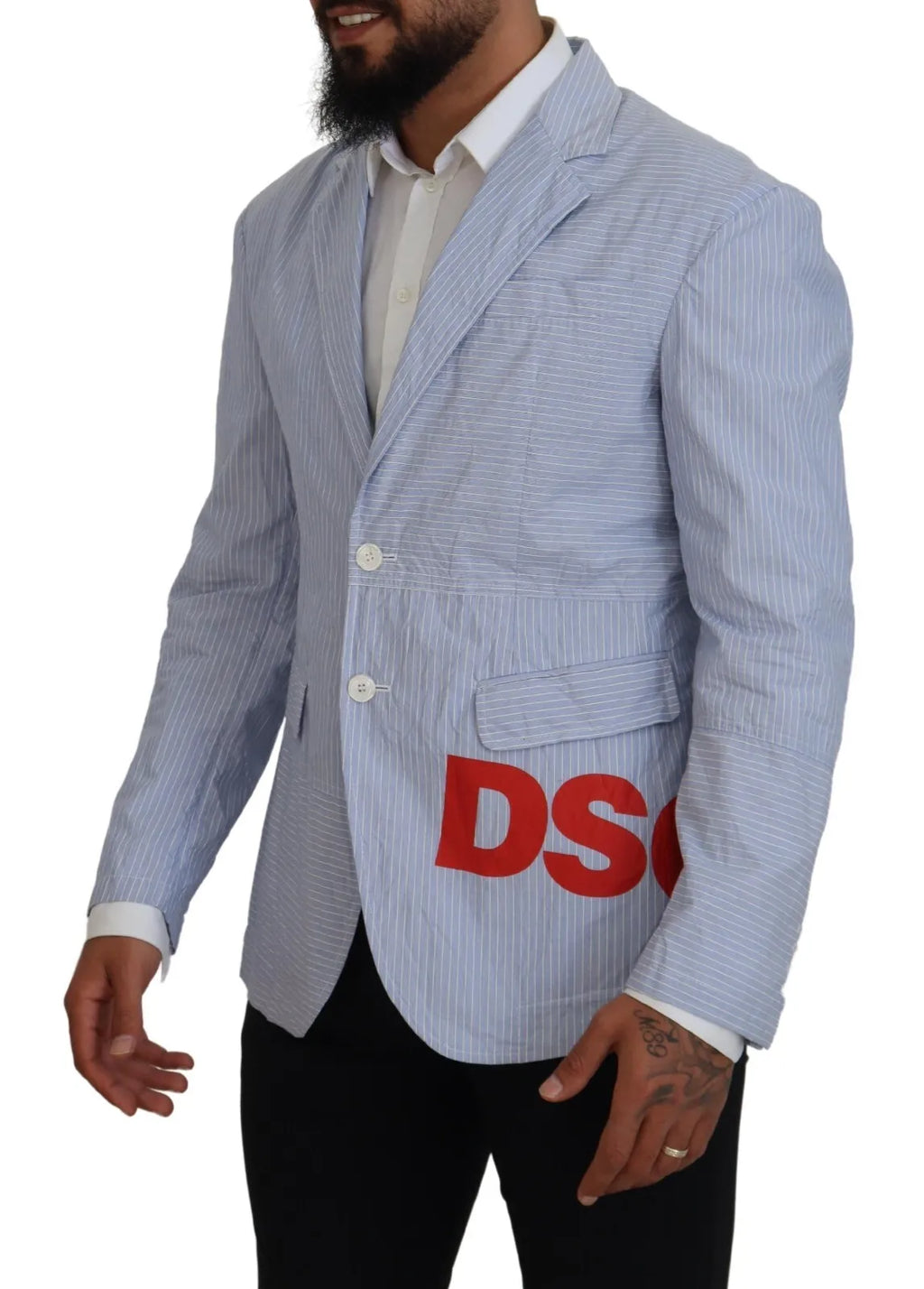 Manteau blazer formel bleu à rayures, à un seul bouton, de la marque Dsquared², visible sur une image claire et détaillée.
