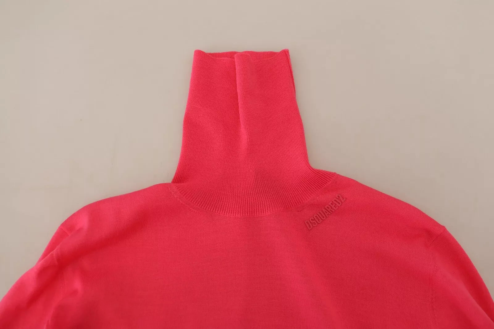 Pull rose à manches longues à col roulé de style décontracté de la marque Dsquared², en tissu uni et confortable.