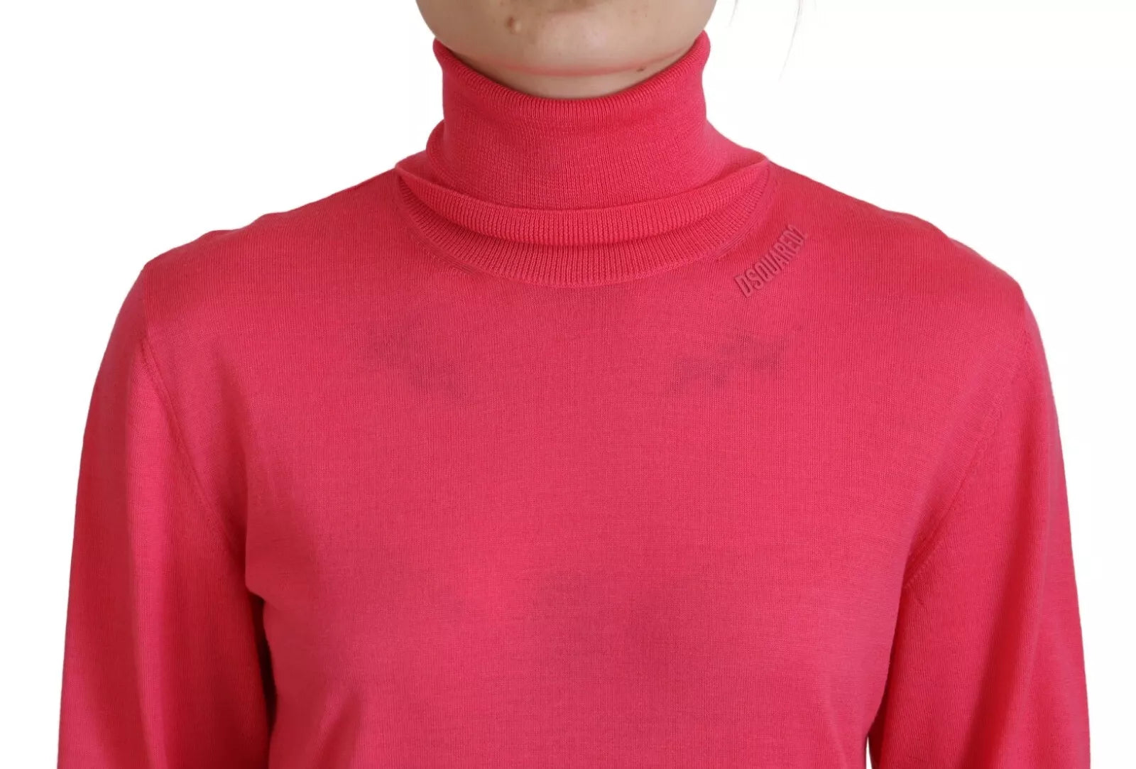 Pull rose à manches longues avec col roulé de style décontracté de la marque Dsquared², en tissu uni et confortable.