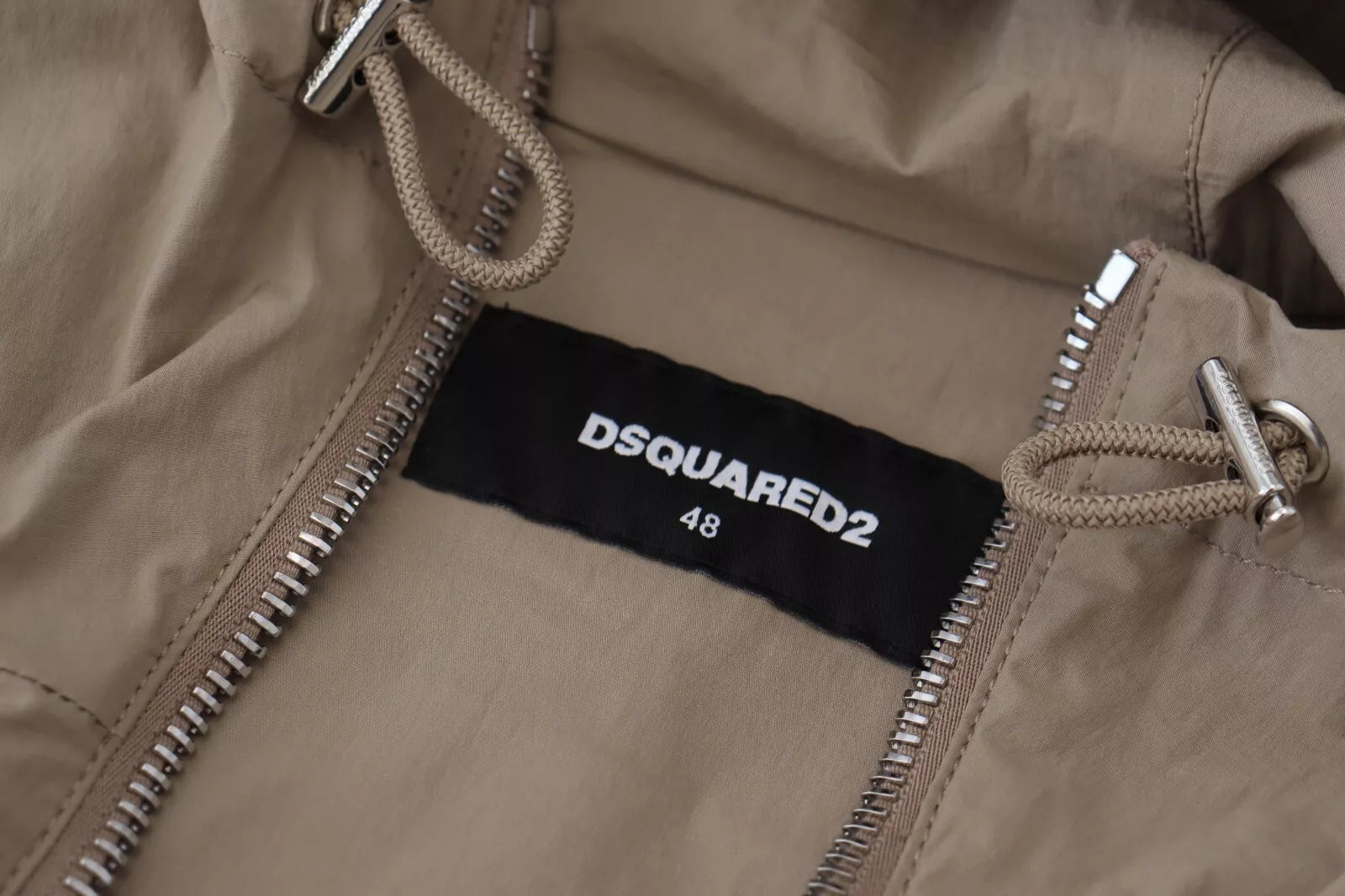 Veste zippée à capuche marron et gris de Dsquared² avec manches longues et design décontracté, vue de face.