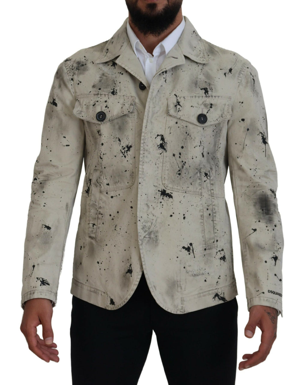 Veste en jean décontractée Dsquared² blanche avec éclaboussures noires, style casual, visible détails du design.