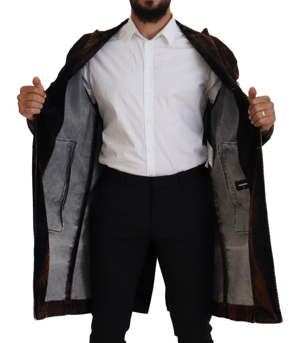 Manteau long pour homme en coton marron avec boutons de la marque Dsquared², visible sur l'image.