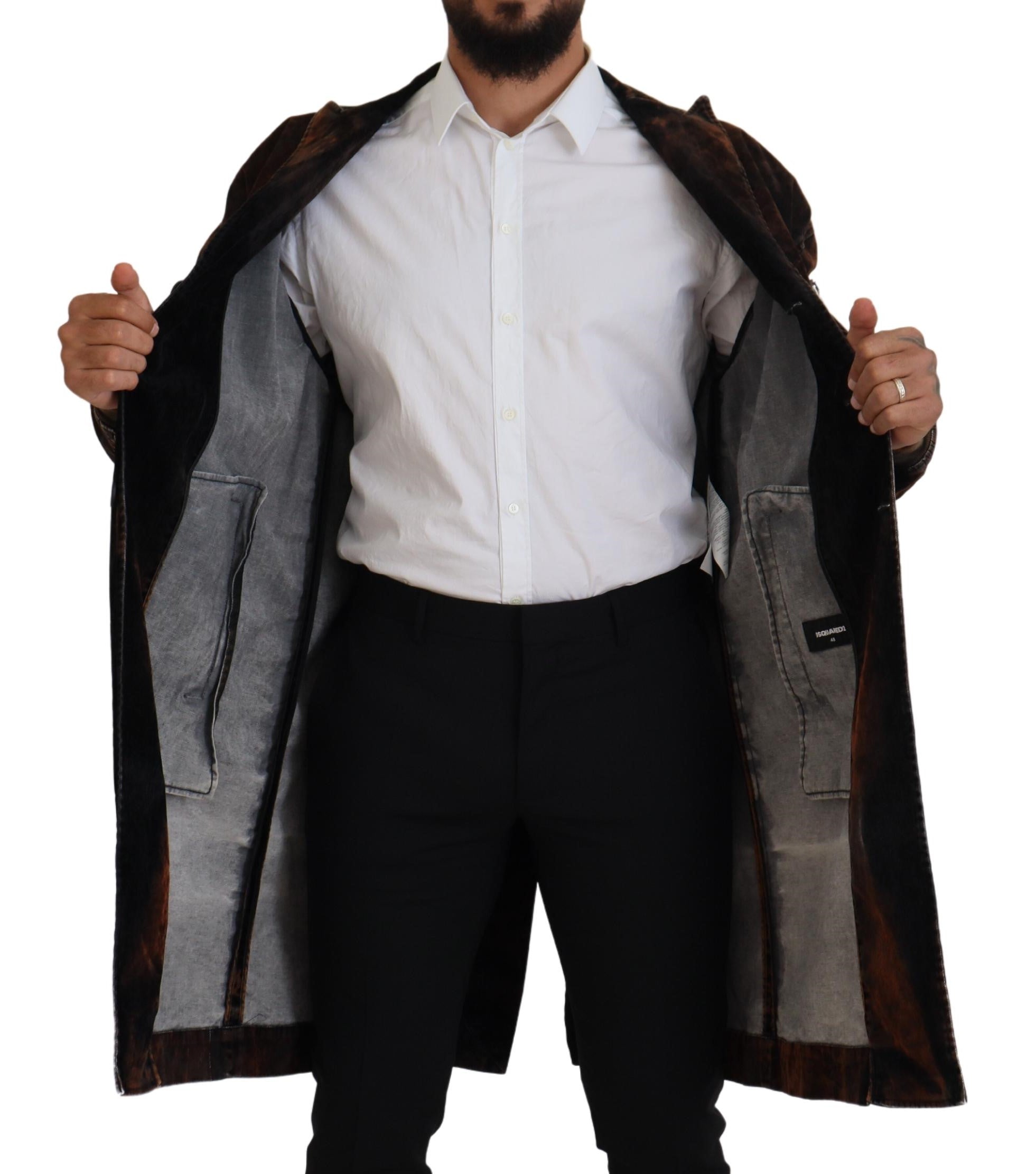 Manteau long pour homme en coton marron avec boutons de la marque Dsquared², visible sur l'image.