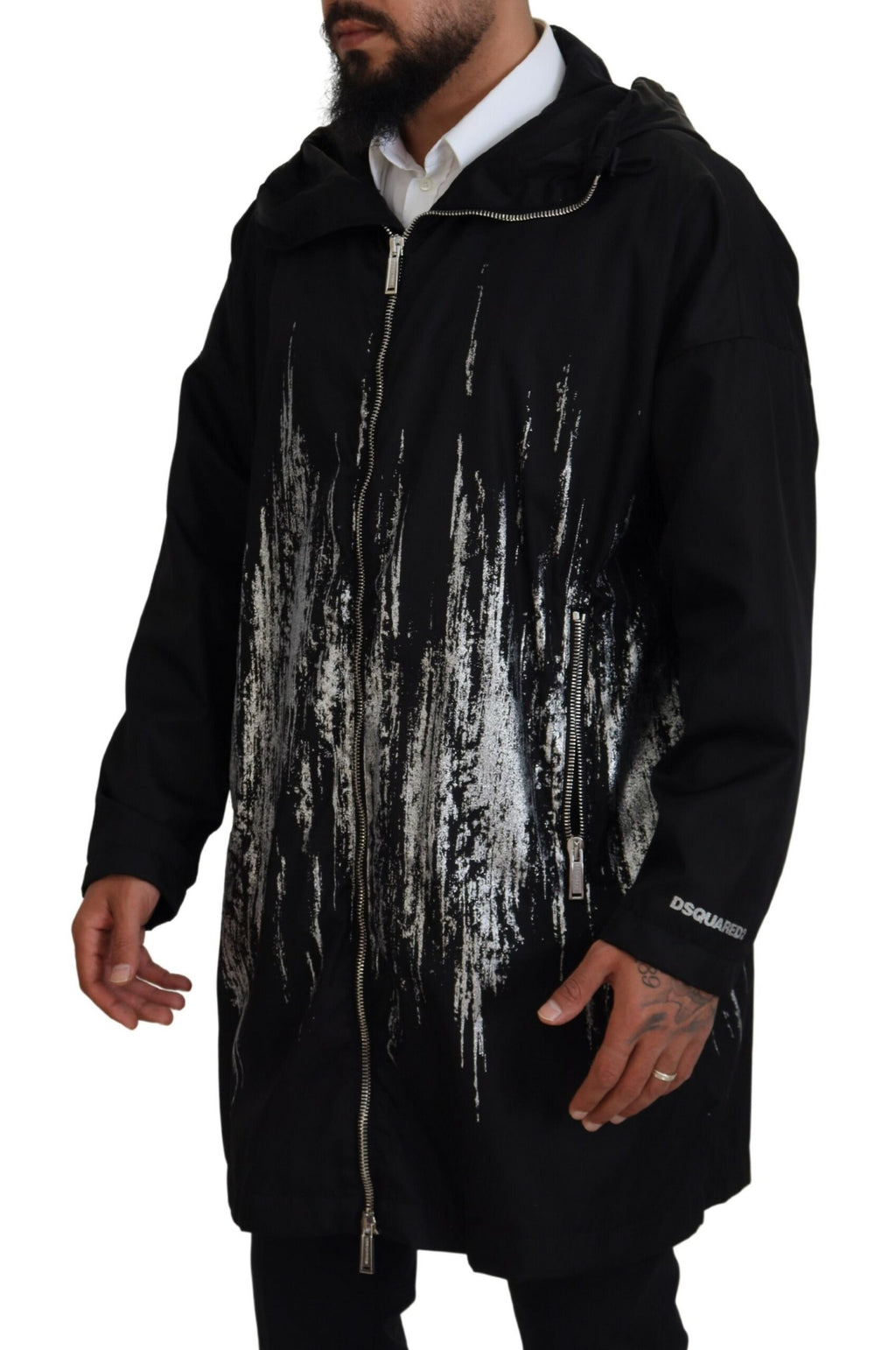 Imperméable long à capuche noir et blanc avec motif imprimé de la marque Dsquared², en nylon, vue de face.