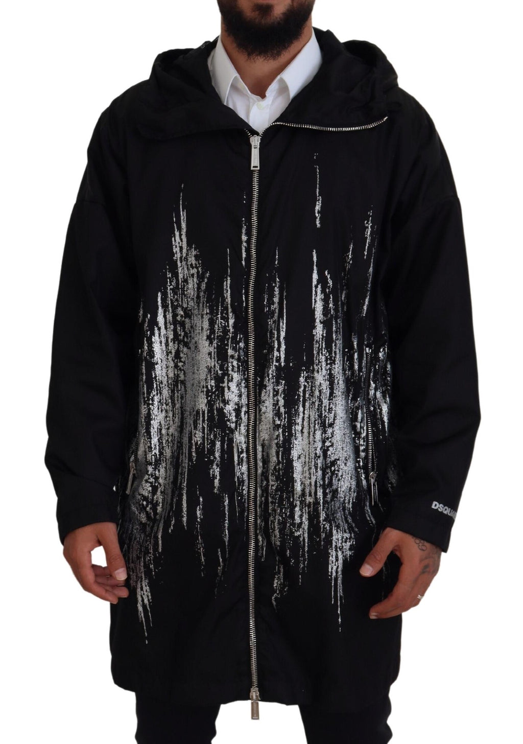 Imperméable long à capuche noir et blanc avec imprimé de la marque Dsquared², en nylon, visible en détail dans l'image.