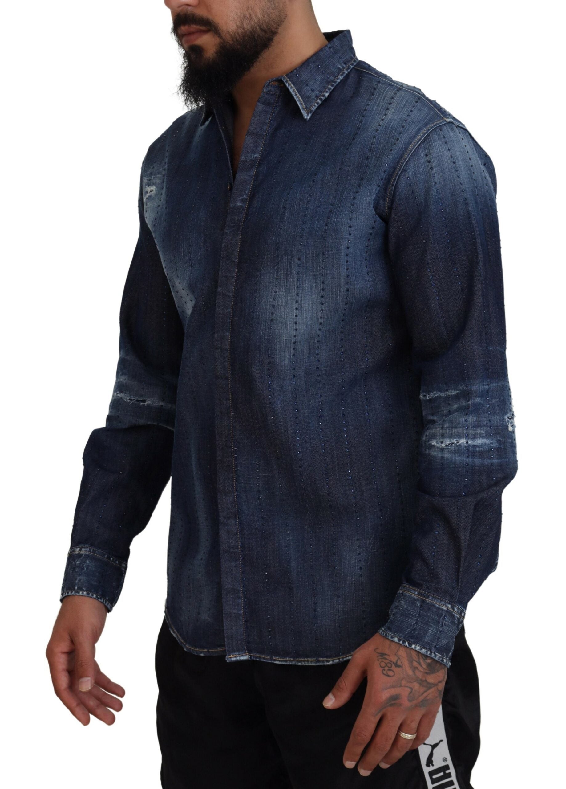 Chemise en jean bleue Dsquared² tachetée de cristaux, style déchiré et orné de détails scintillants, vue de face.