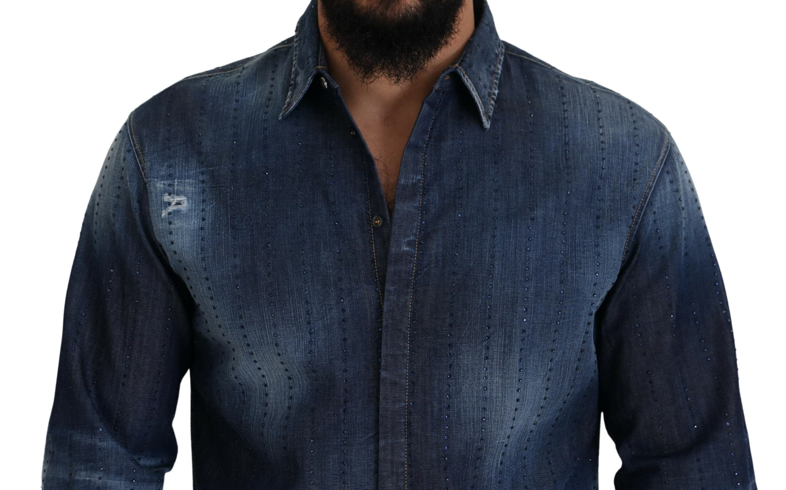 Chemise en jean bleue déglinguée avec cristaux embellis par Dsquared², détail déchiré et style tendance visible sur l'image.