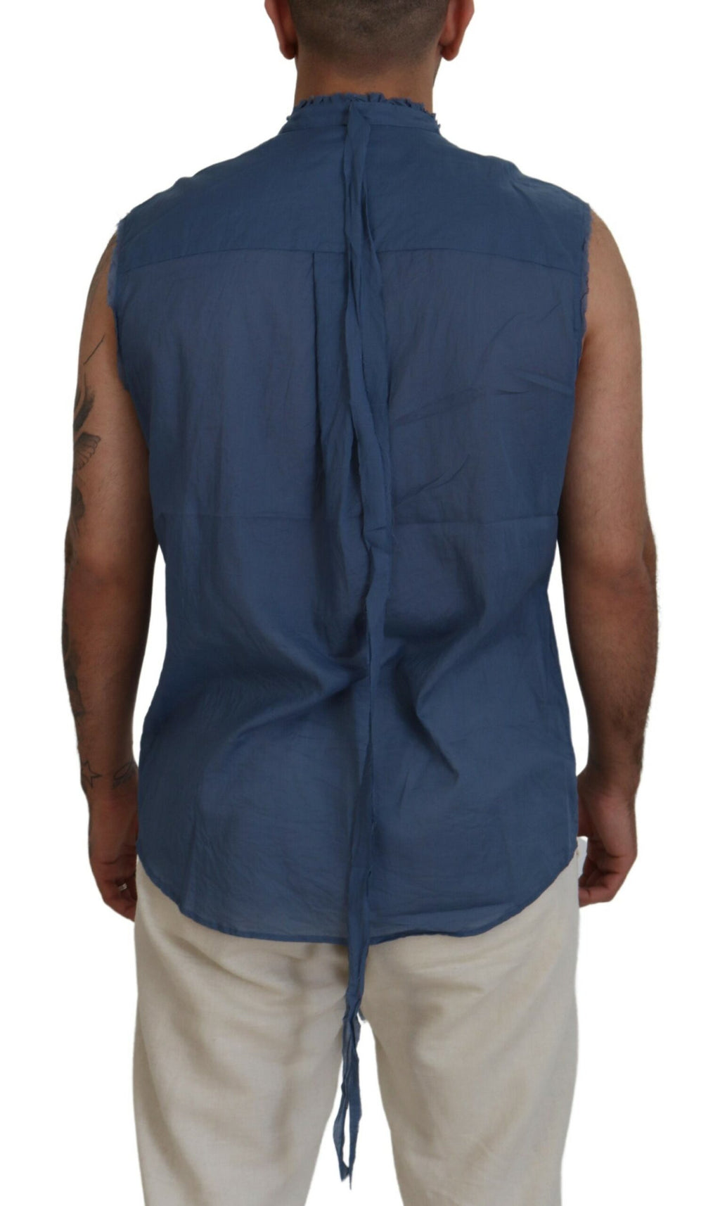 Chemise sans manches en coton bleu Dsquared² avec chaîne décorative et détails élégants, visible sur l'image.