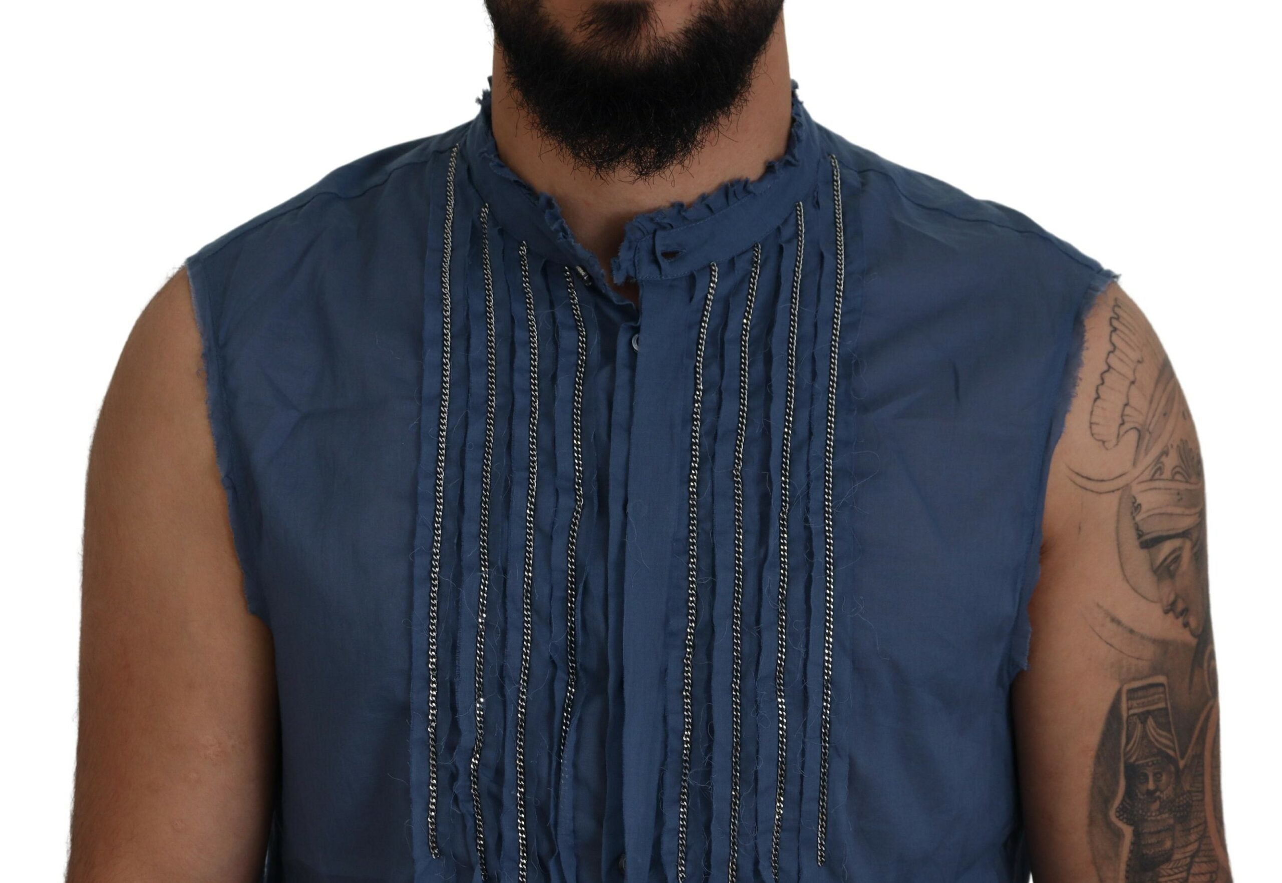 Chemise sans manches en coton bleu Dsquared² avec chaîne décorative, visible en détail dans l'image.