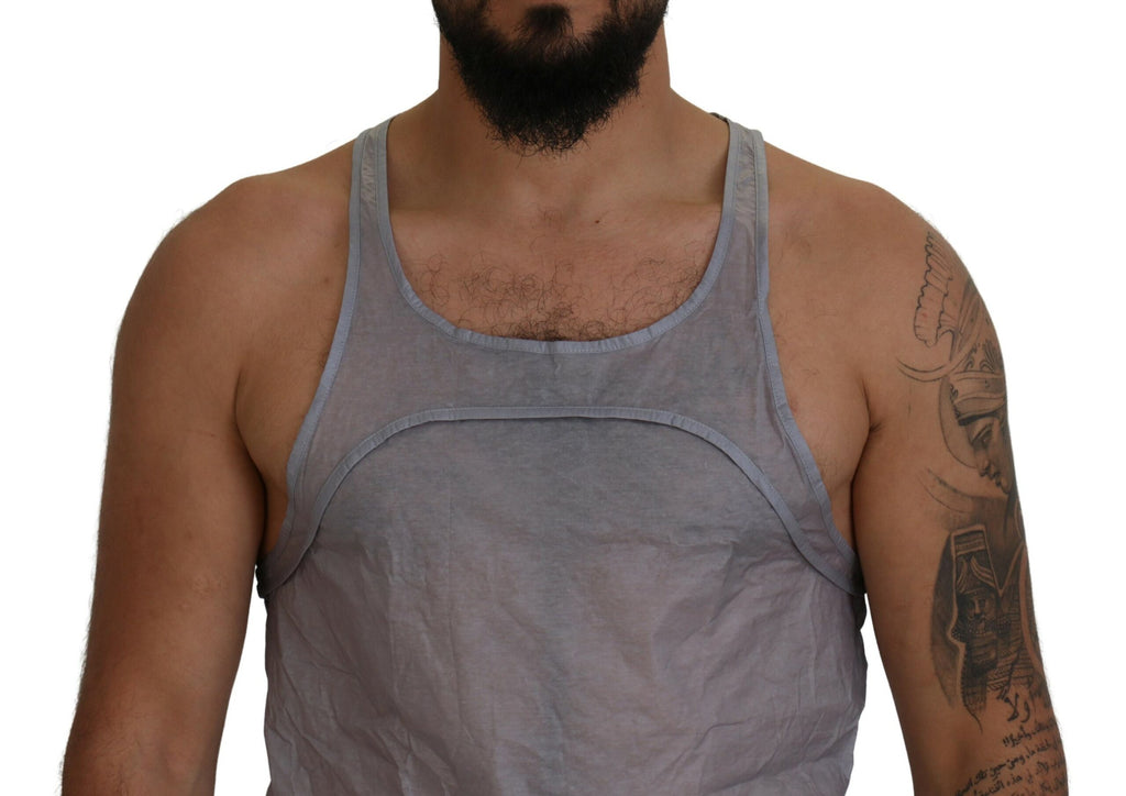 Homme portant un débardeur gris clair en coton de la marque Dsquared², sans manches, vue de face.