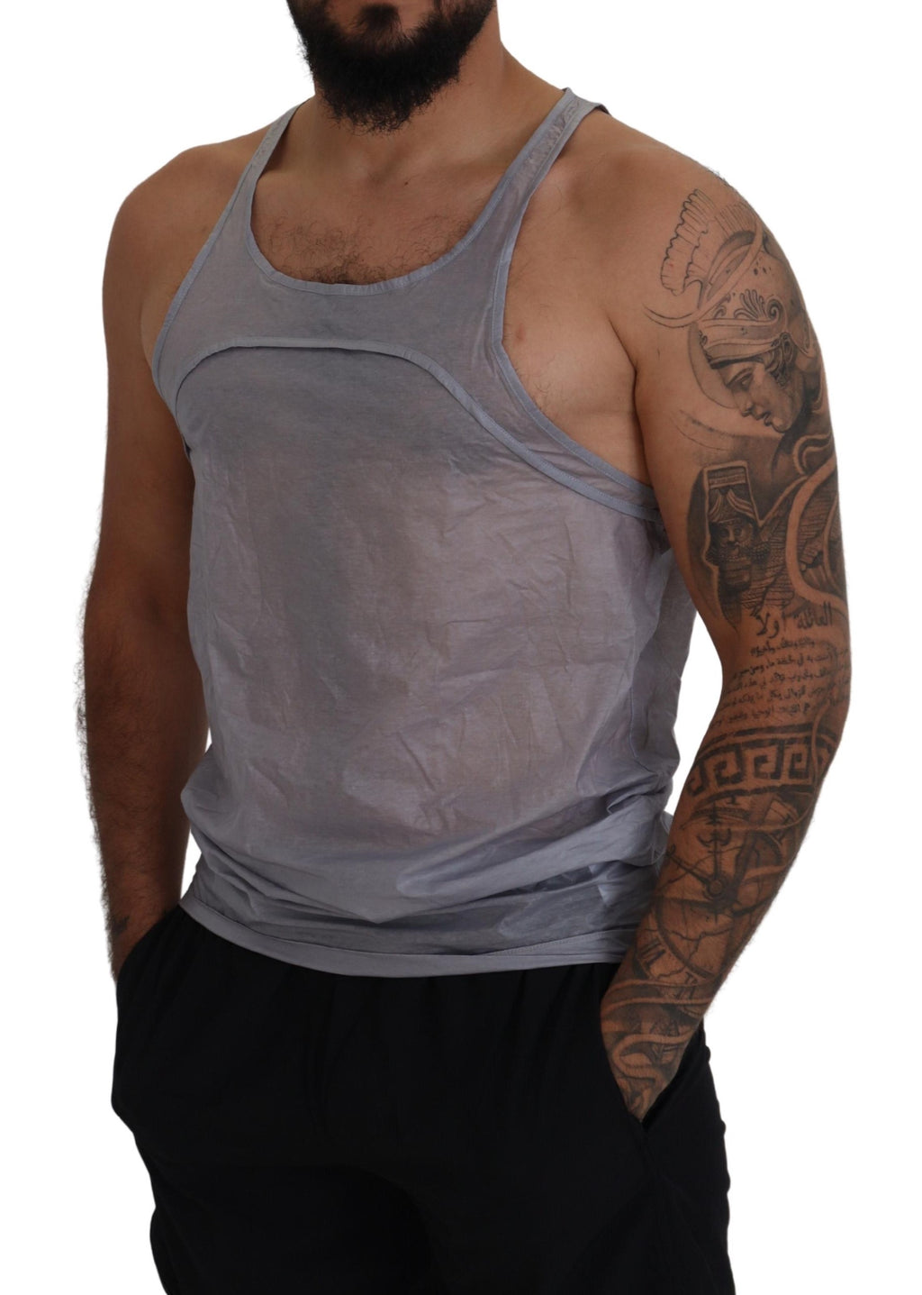Homme portant un débardeur gris clair en coton de la marque Dsquared², sans manches, adapté pour un style décontracté.