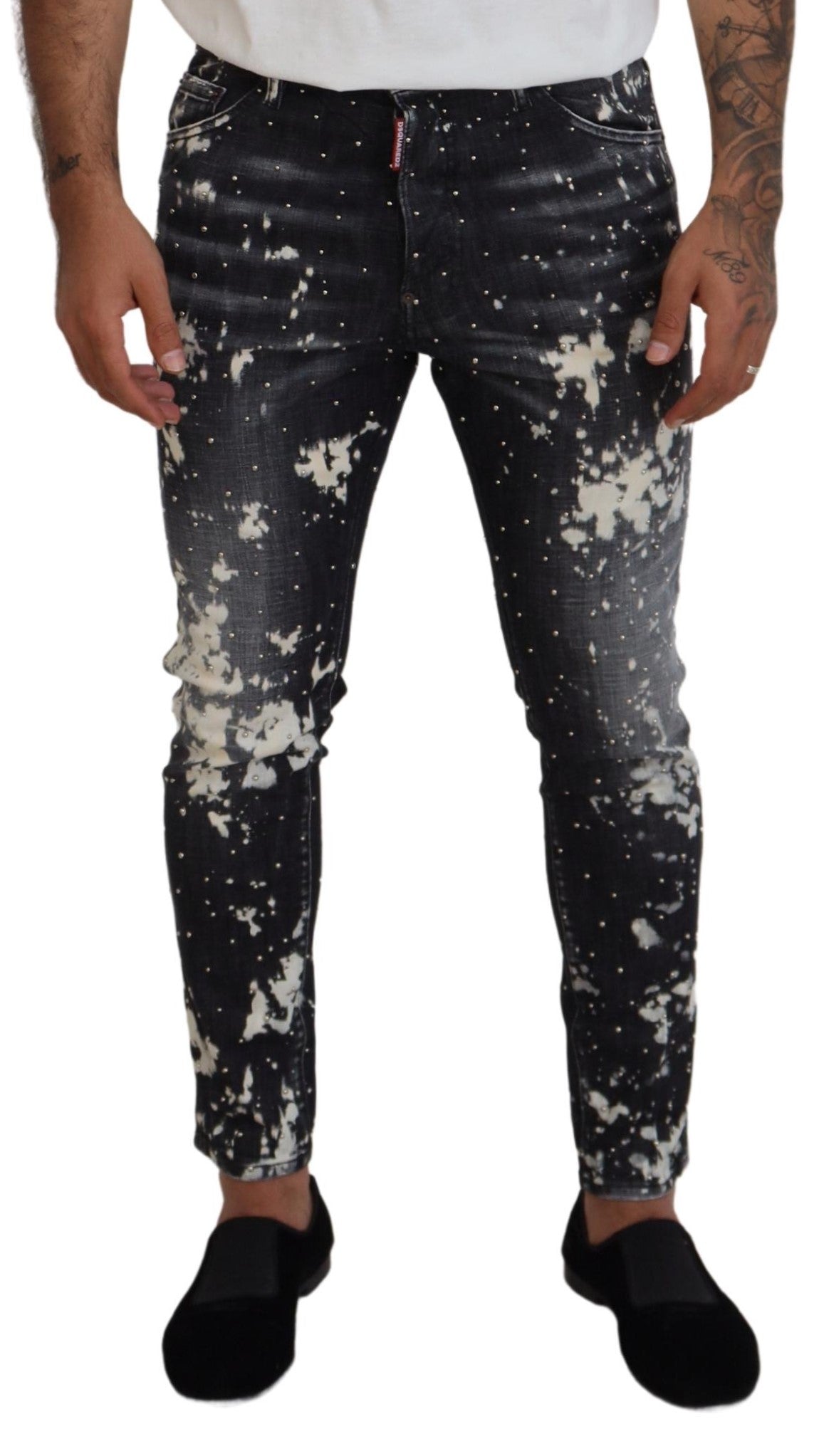 Jeans skinny en denim gris avec éclaboussures blanches de Dsquared², style décontracté et moderne.