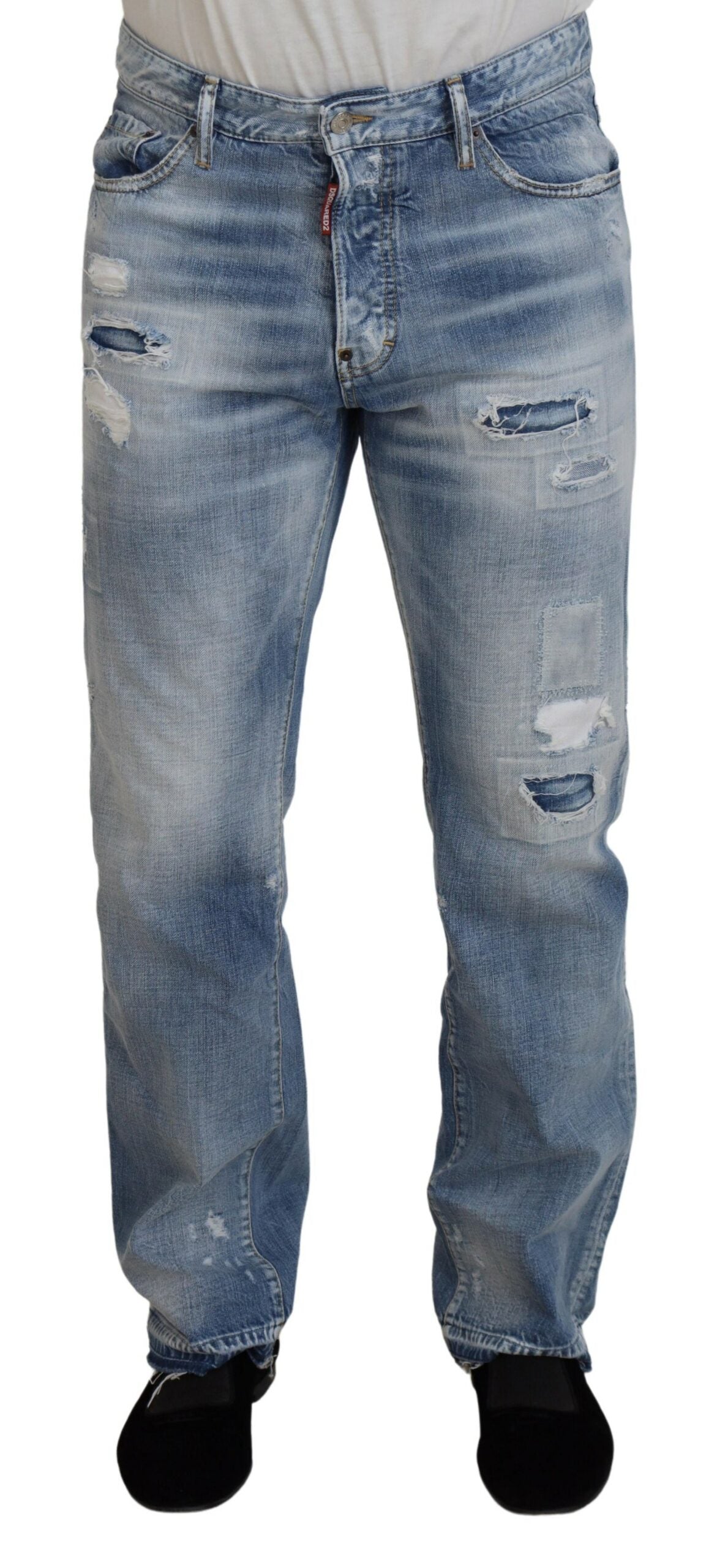 Jeans homme décontractés en denim bleu délavé de coupe droite de la marque Dsquared², visibles avec une texture usée et ajustée.