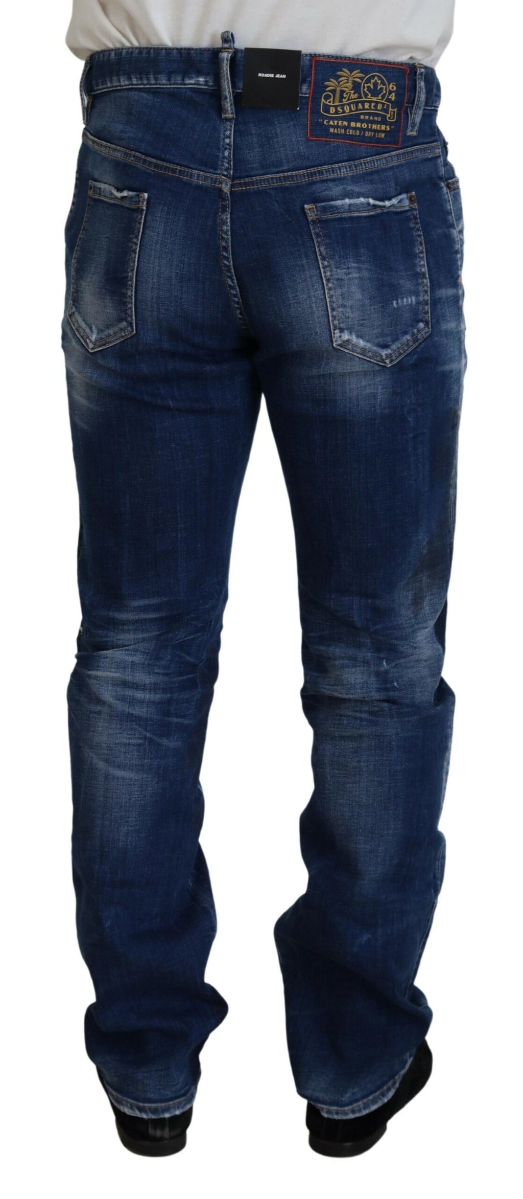 Jeans en denim bleu délavé avec patchwork, coupe droite, de la marque Dsquared², visibles sur l'image.