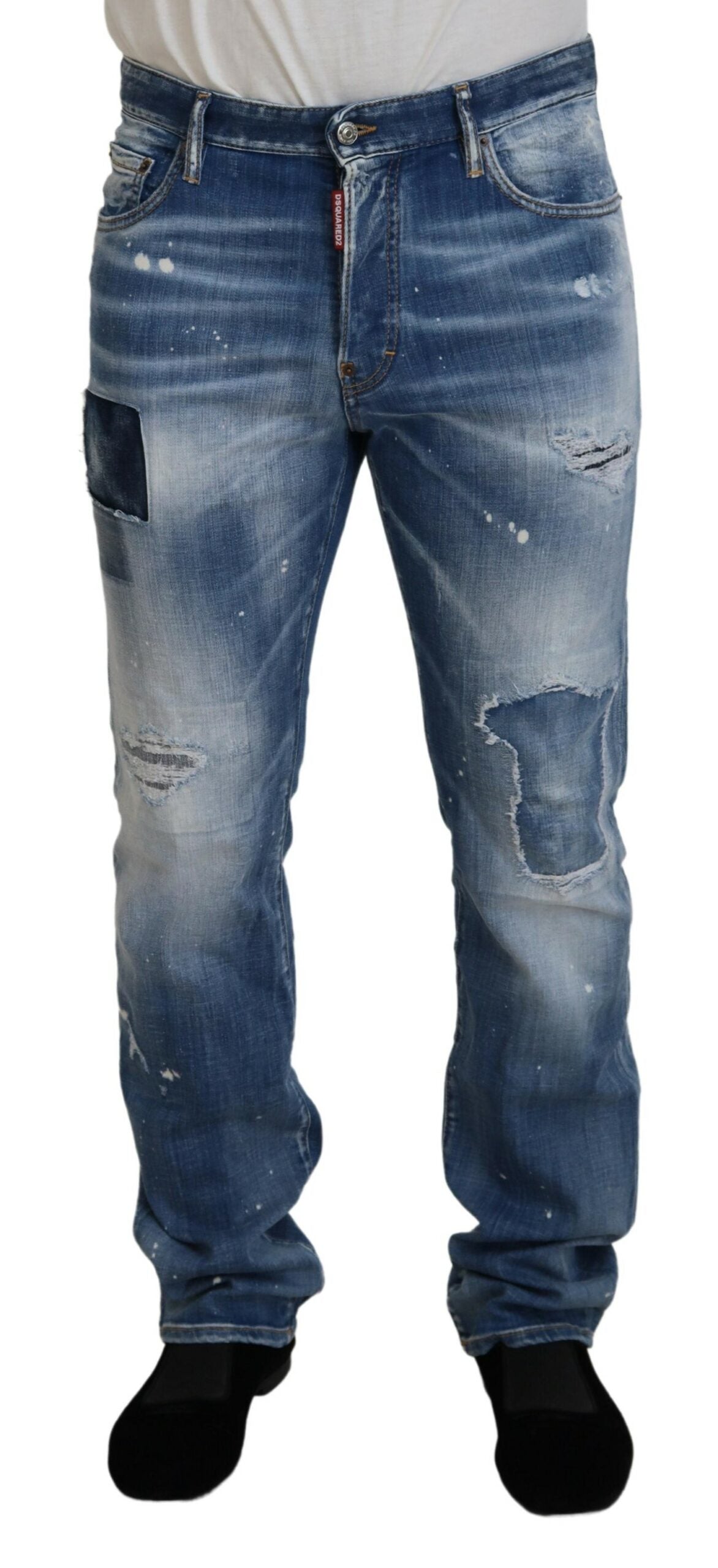 Jeans en denim bleu délavé et usé, coupe droite décontractée, marque Dsquared², style casual et tendance.
