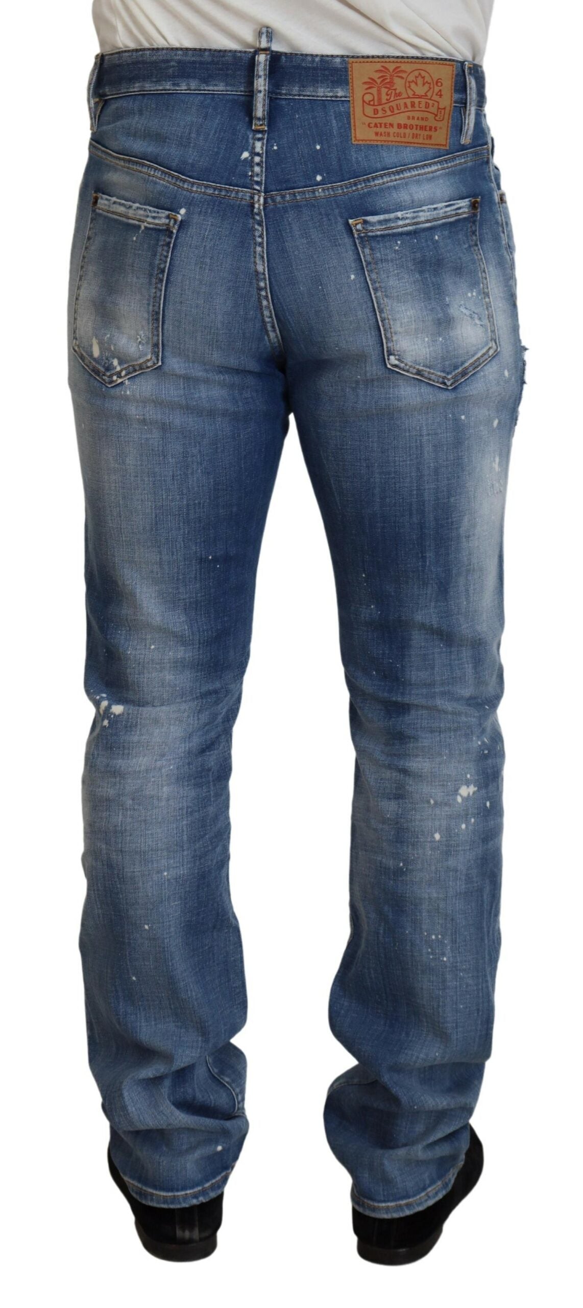 Jeans en denim bleu délavé, déchirés, coupe droite casual de Dsquared², visibles avec style décontracté.