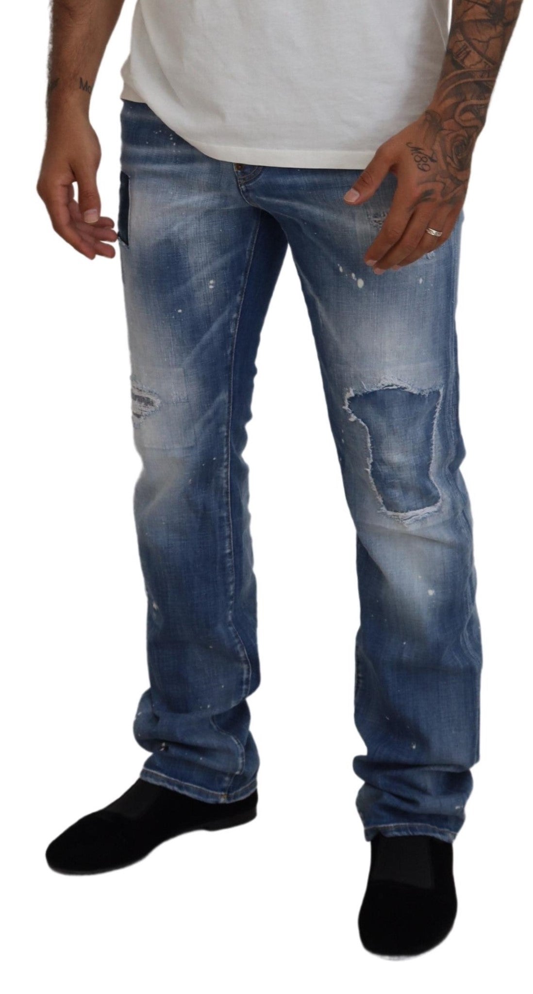 Jeans en denim bleu délavé, déchirés et coupe droite, de la marque Dsquared², style casual et tendance.