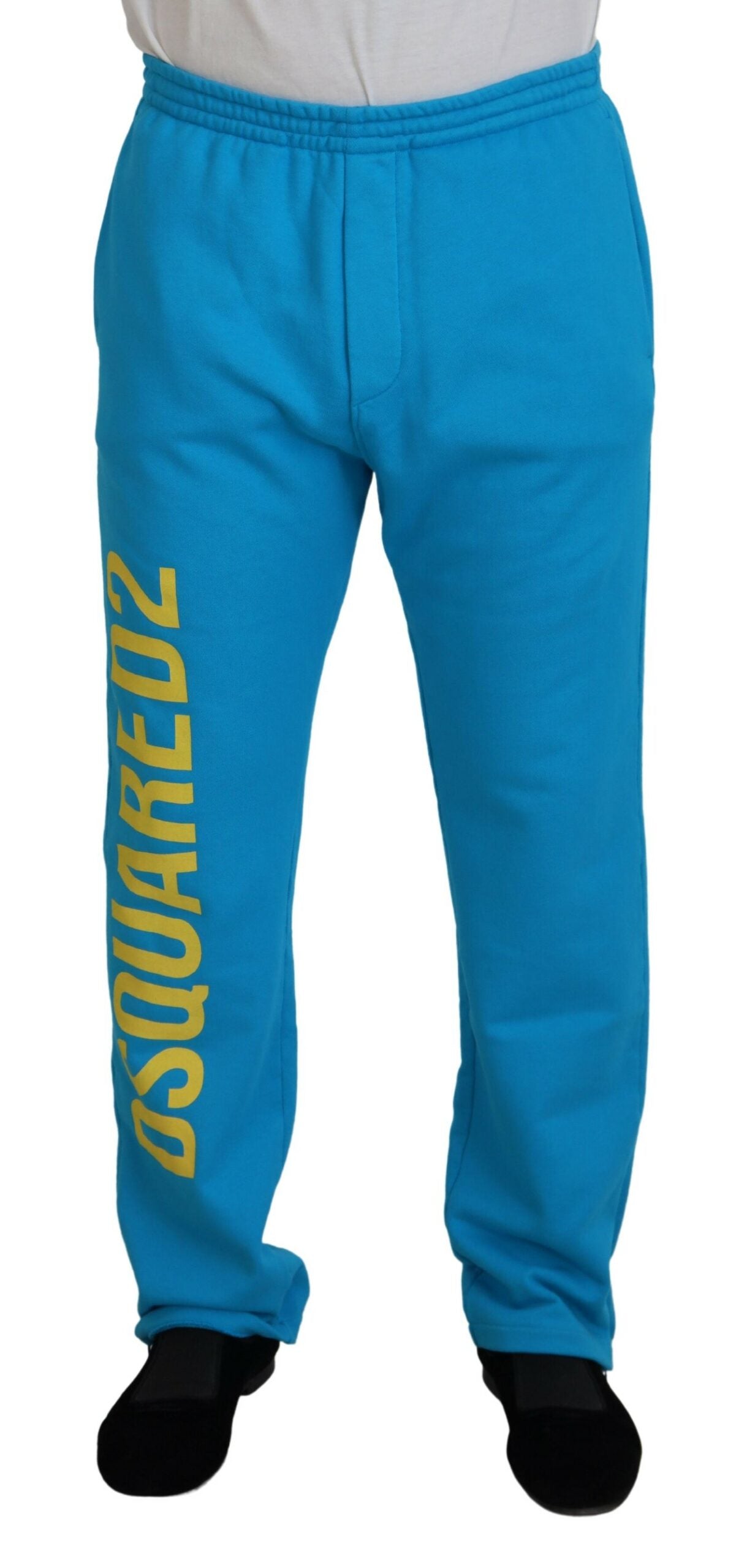 Pantalon décontracté en coton bleu clair avec logo Dsquared², style casual et confortable, vu de face.