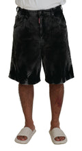 Shorts bermuda en velours côtelé gris en coton de la marque Dsquared², visibles avec leur texture et coupe décontractée.