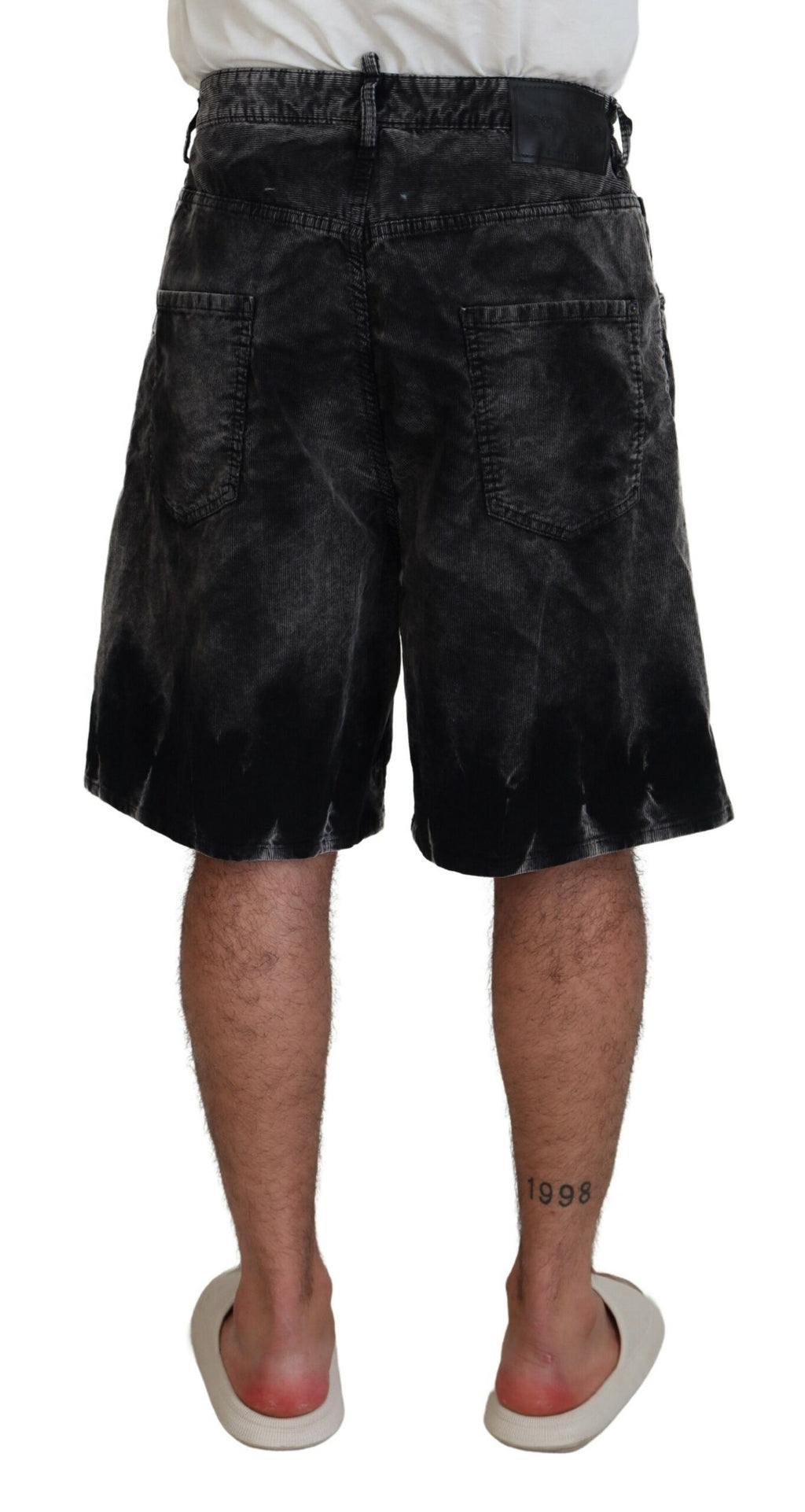 Shorts bermuda en velours côtelé gris en coton de la marque Dsquared², visibles avec détails et texture du tissu.