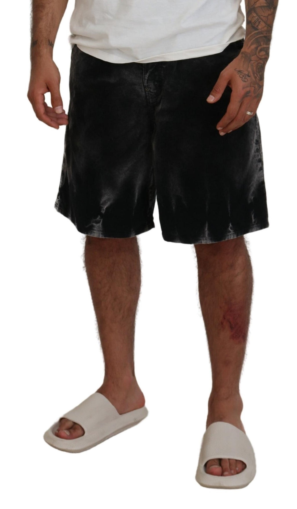 Shorts bermuda en coton côtelé gris de la marque Dsquared², visibles avec détails de texture et coupe décontractée.