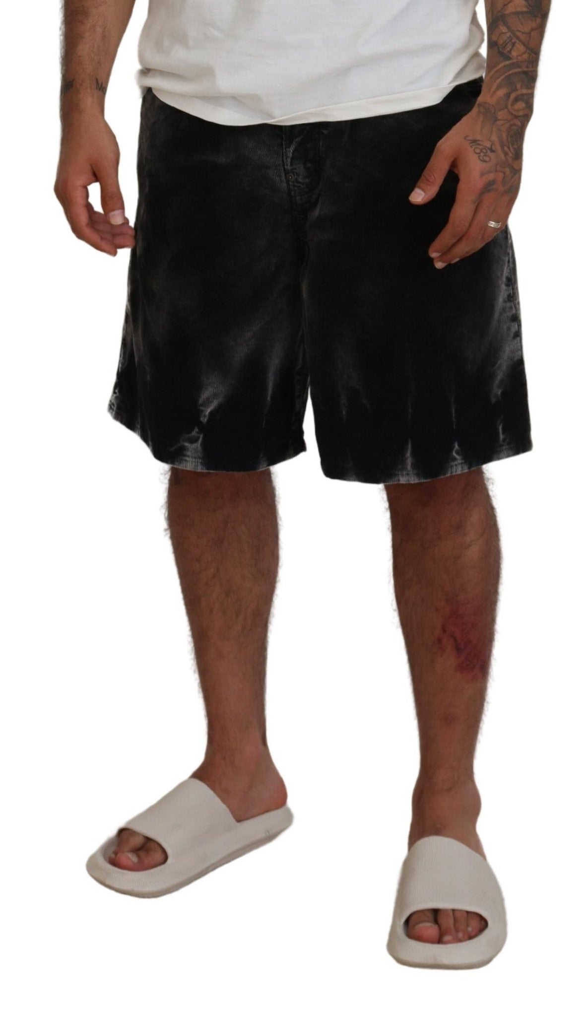 Shorts bermuda en coton côtelé gris de la marque Dsquared², visibles avec détails de texture et coupe décontractée.