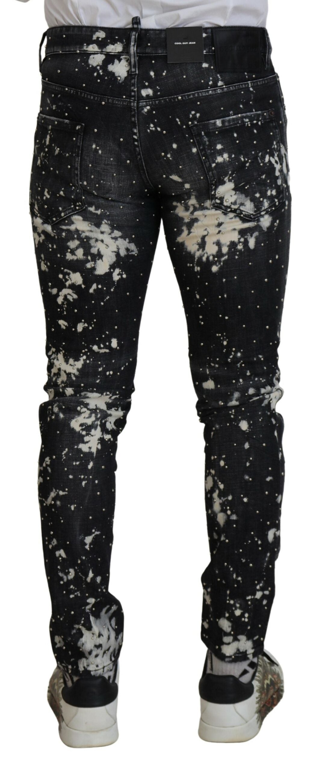 Jeans décontractés en denim noir lavé avec éclaboussures blanches de la marque Dsquared², visibles avec coupe classique.