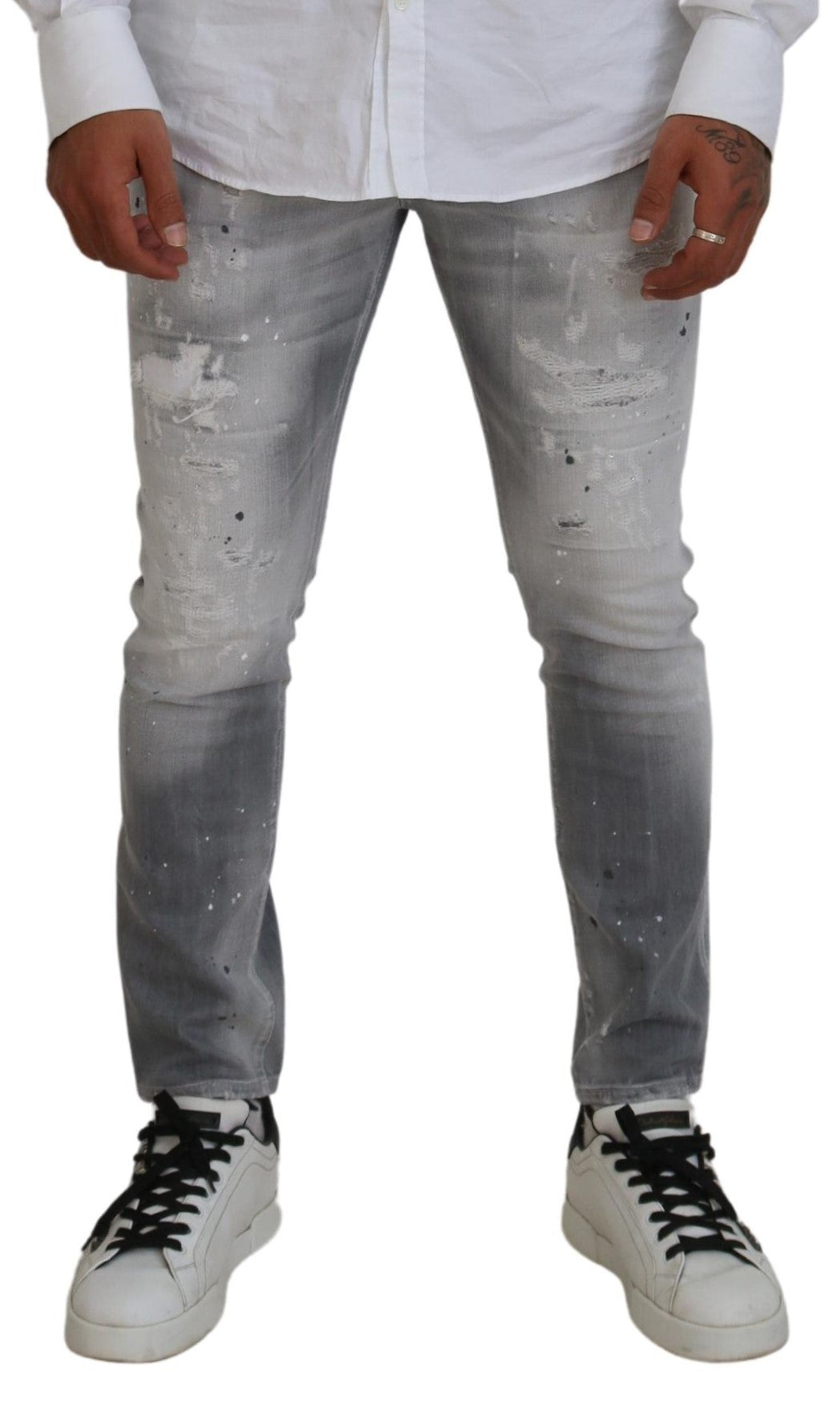 Jeans homme en denim gris délavé, coupe slim fit, de la marque Dsquared², style décontracté et casual.