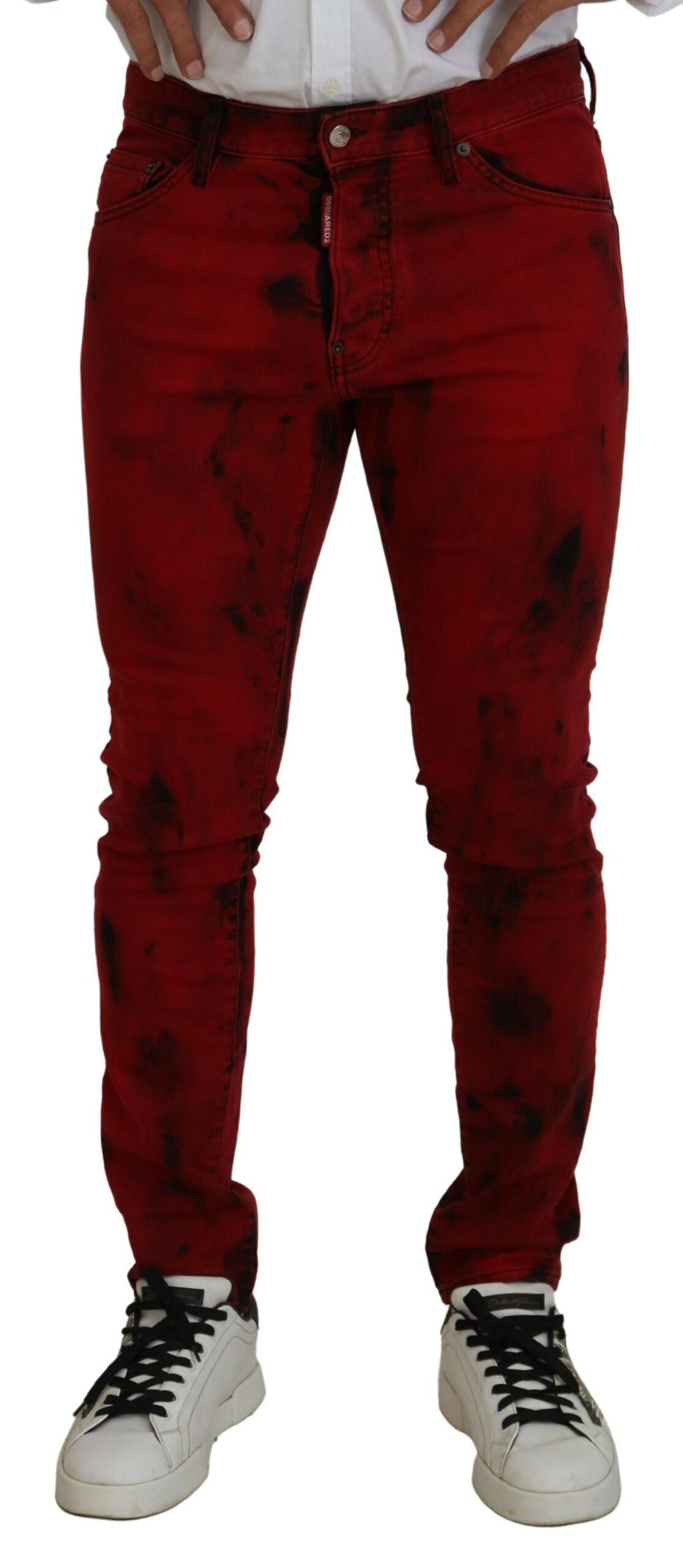 Jeans décontractés pour hommes Dsquared² en denim avec motif tie-dye rouge, coupe skinny et style casual.