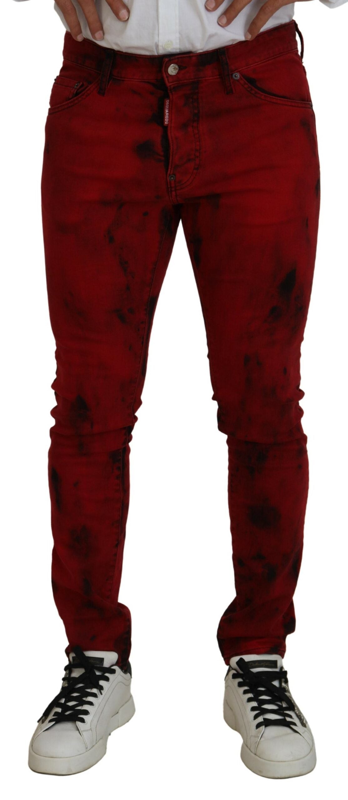 Jeans décontractés pour hommes Dsquared² en denim avec motif tie-dye rouge, coupe skinny et style casual.
