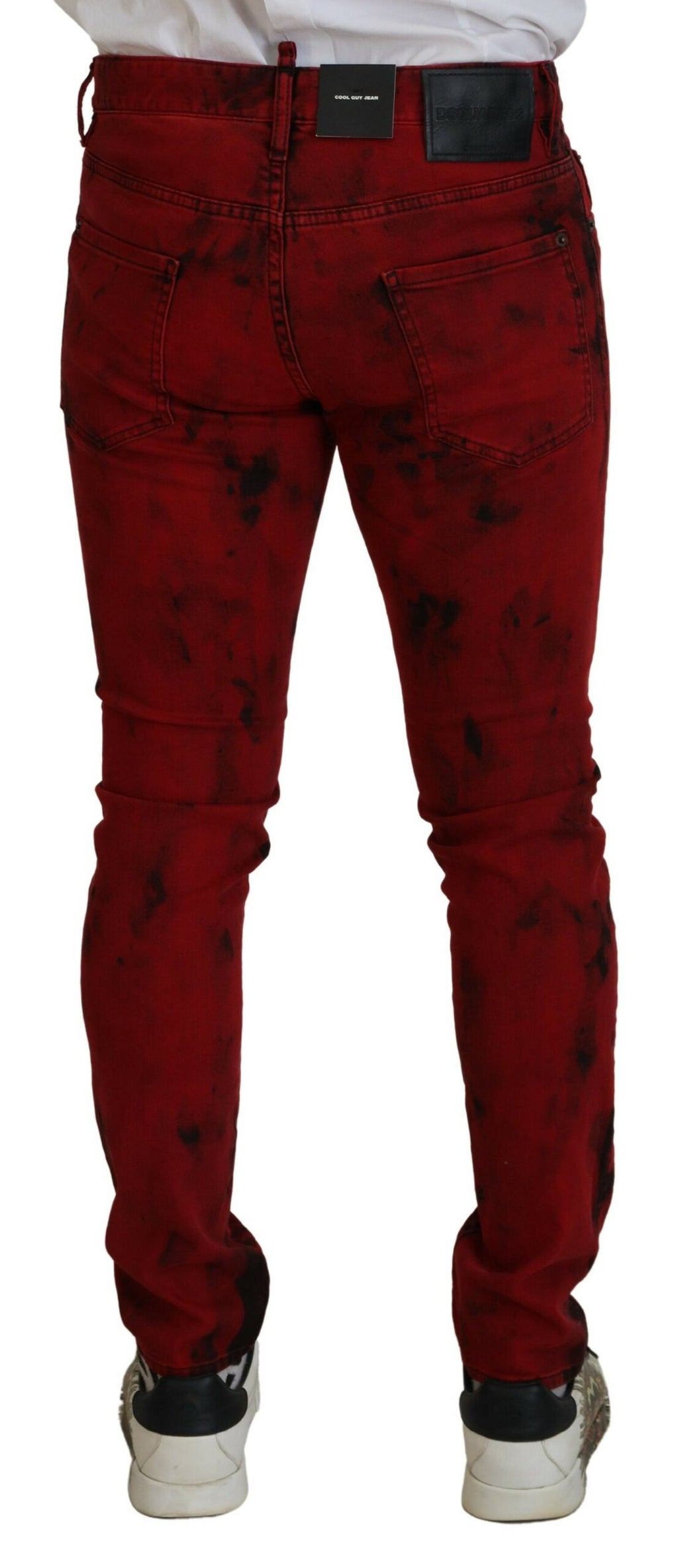 Jean homme skinny en denim avec effet tie-dye rouge, de la marque Dsquared², style décontracté et tendance.