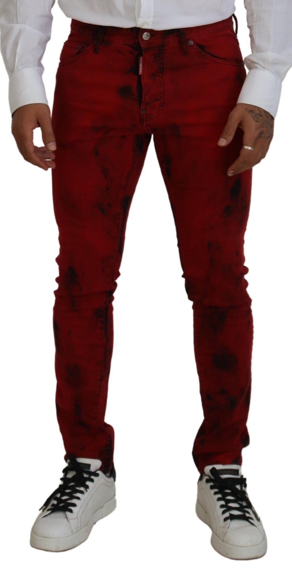 Jean homme skinny en denim avec teint tie-dye rouge, de la marque Dsquared², style décontracté et tendance.