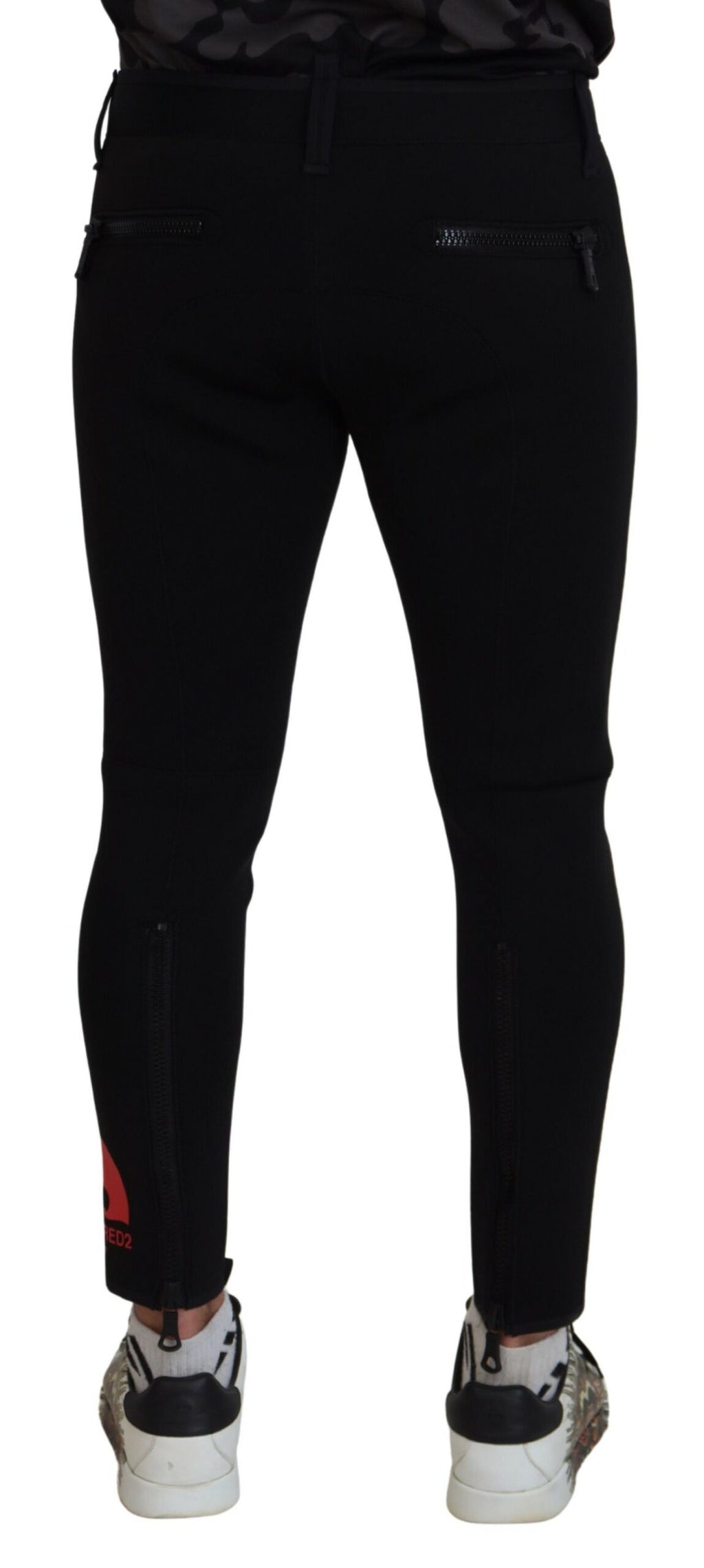Pantalons slim fit en polyamide avec logo imprimé, de la marque Dsquared², visible avec une coupe ajustée et détails modernes.